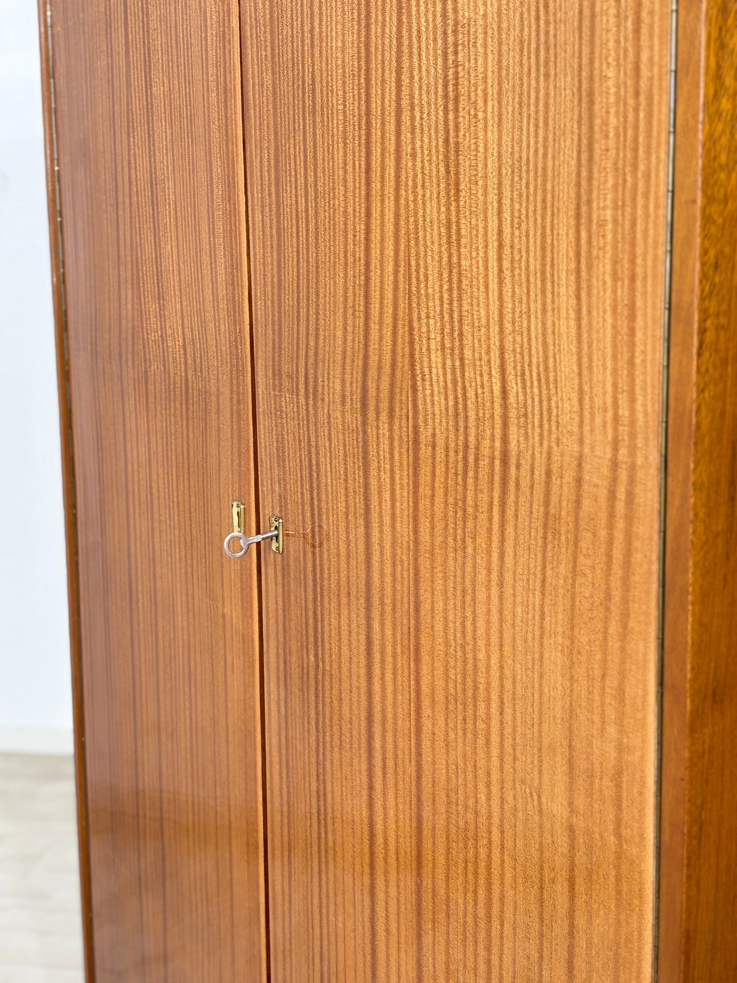 60er Jahre Kleiderschrank / Vintage Schrank / Mid-Century Garderobenschrank