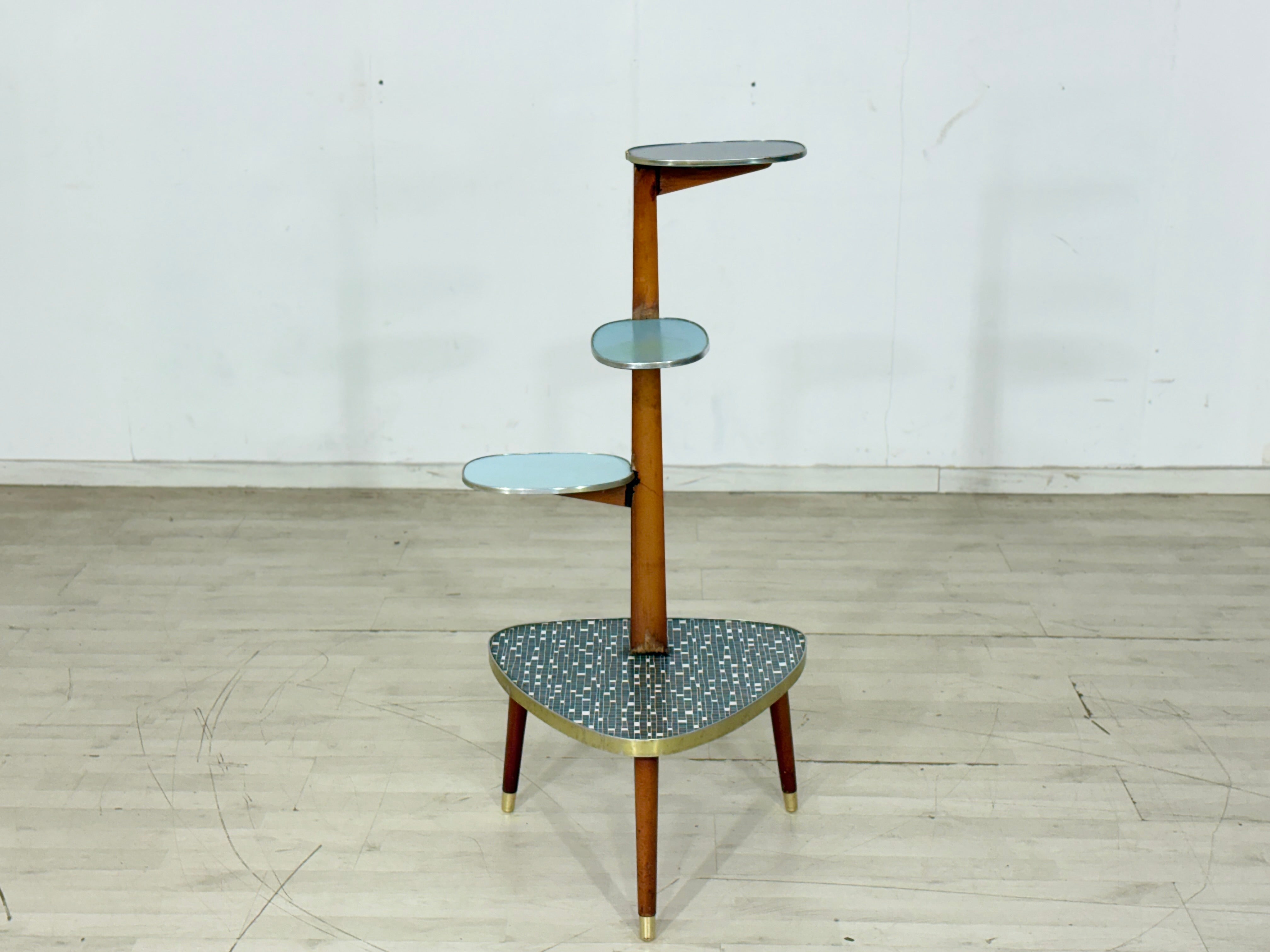 Coffee tables / kidney tables – Mobiliar Berlin