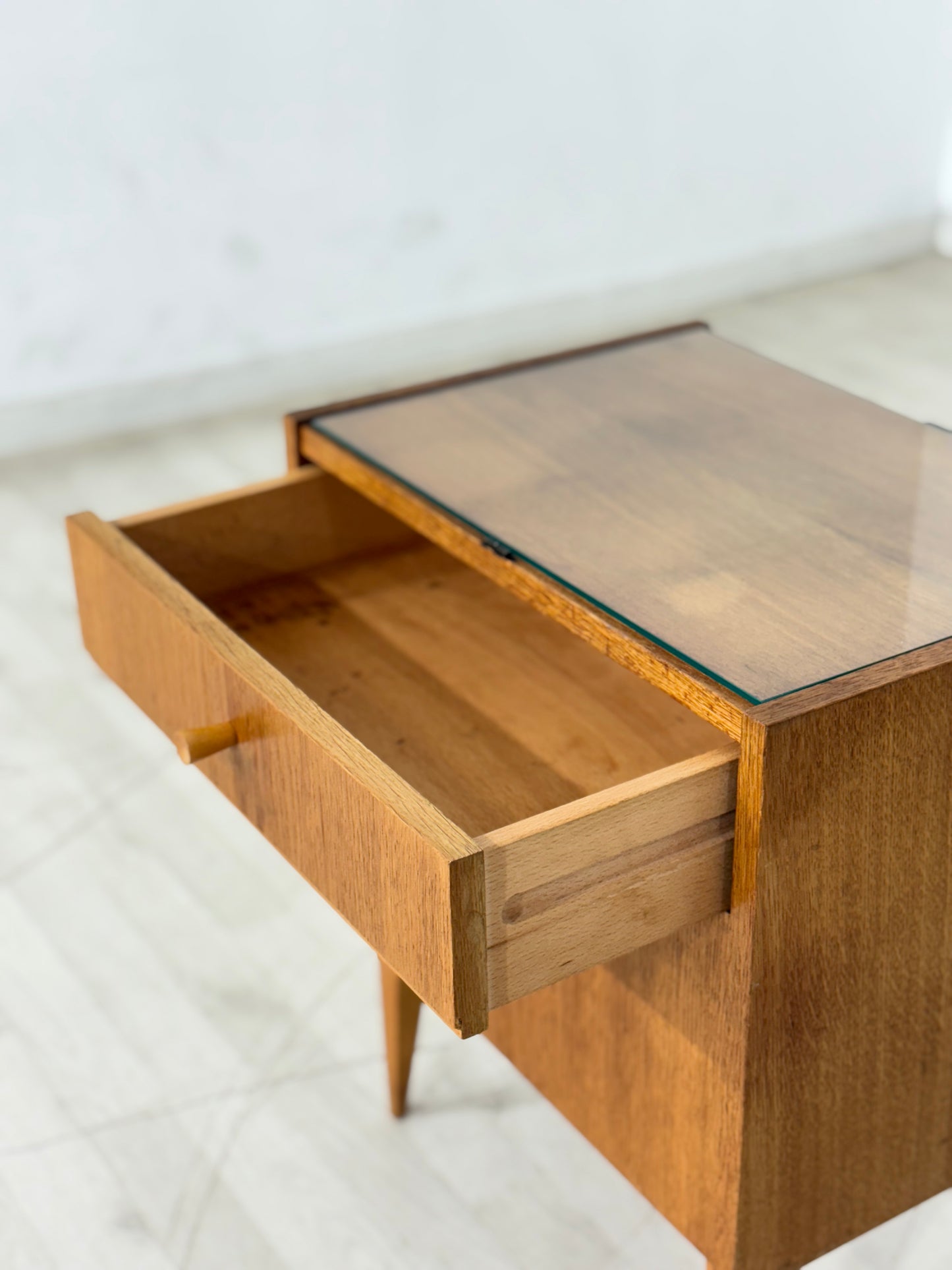 60er Jahre Vintage-Nachttisch aus warmem Eichenholz / Mid-Century Nachtschrank