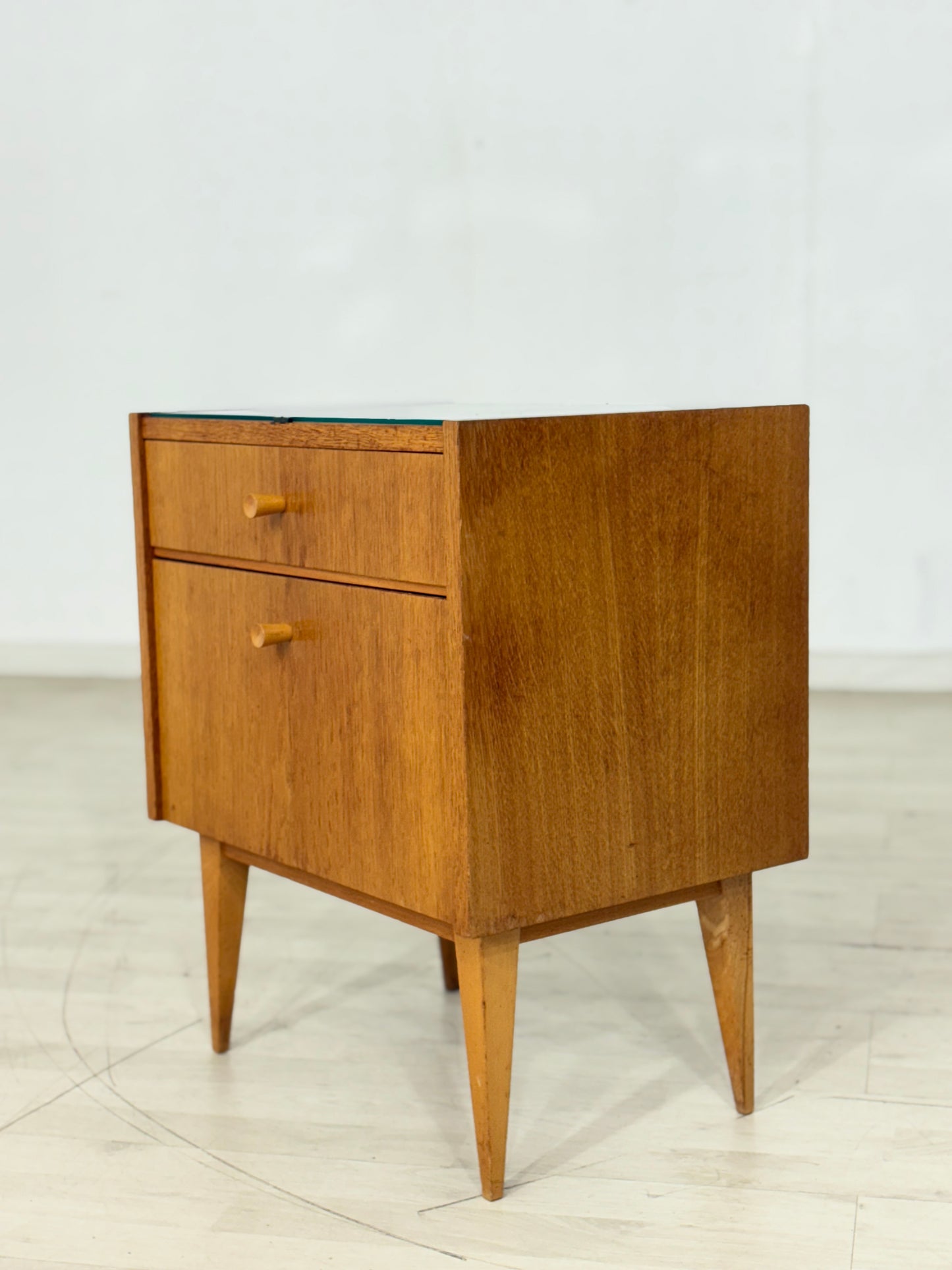 60er Jahre Vintage-Nachttisch aus warmem Eichenholz / Mid-Century Nachtschrank