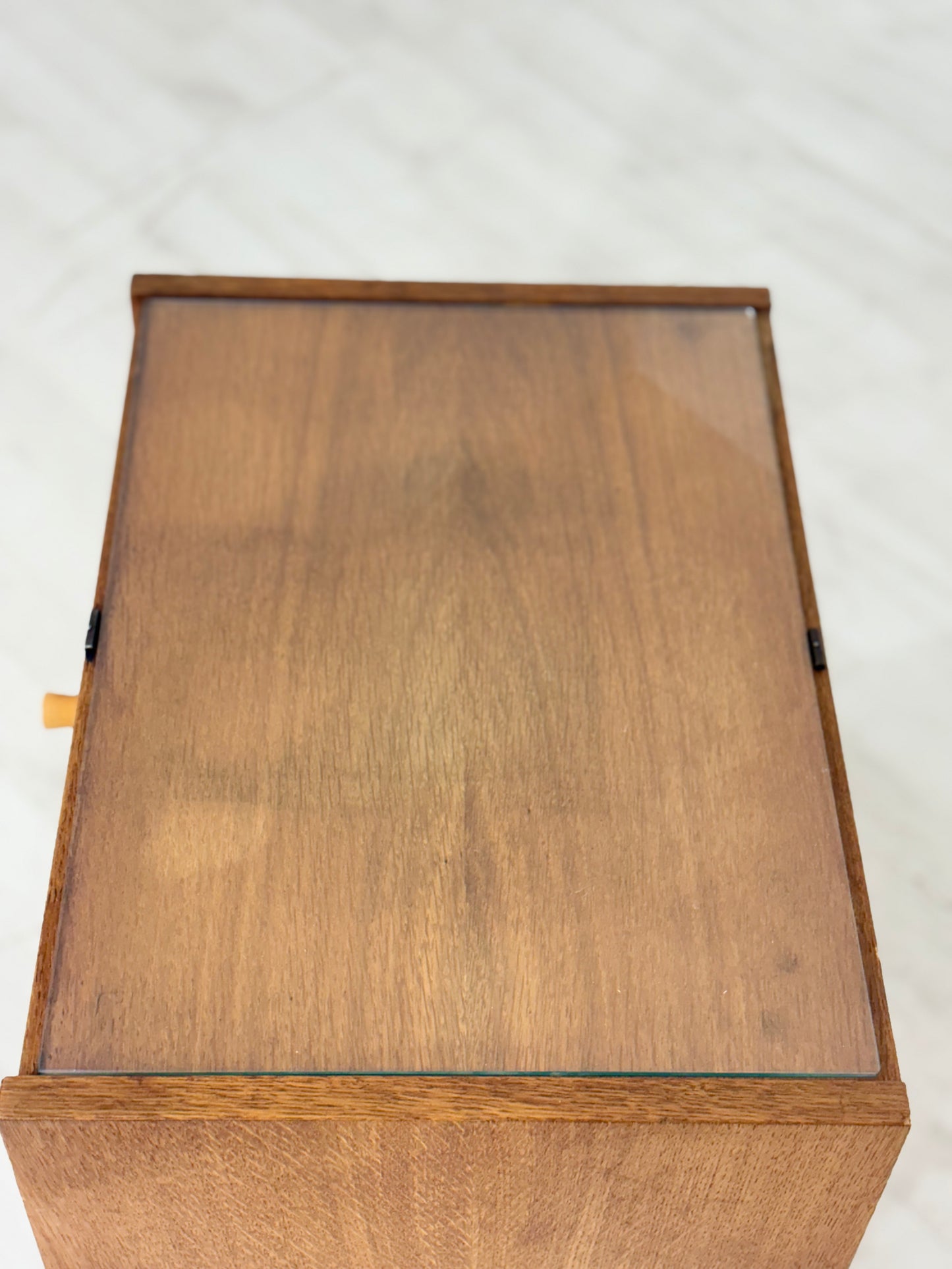60er Jahre Vintage-Nachttisch aus warmem Eichenholz / Mid-Century Nachtschrank