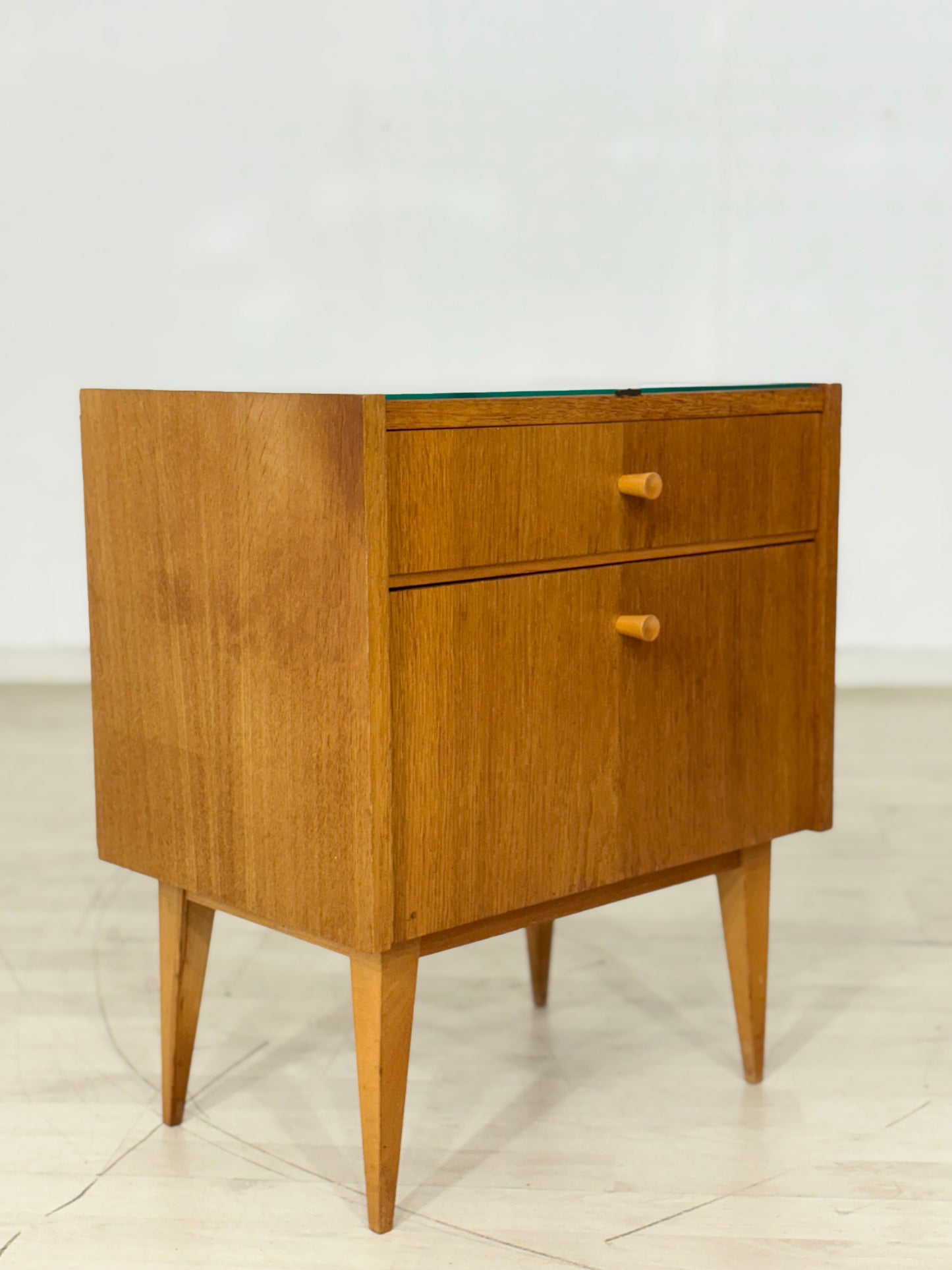 60er Jahre Vintage-Nachttisch aus warmem Eichenholz / Mid-Century Nachtschrank