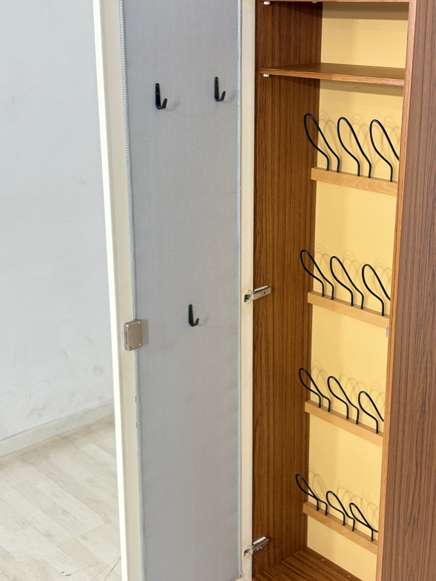 DDR Design-Klassiker: Schlanker Schuhschrank / Vintage Schuhregal / Flurschrank