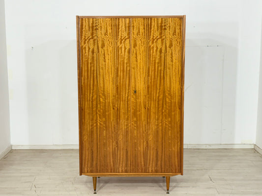 Vintage Kleiderschrank 60er Jahre – Markantes Nussbaumfurnier & Mid-Century Design