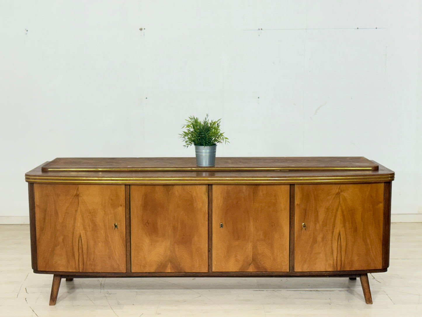 Luxus Vintage Sideboard – Mid-Century Anrichte mit Golddetails & Edelholz