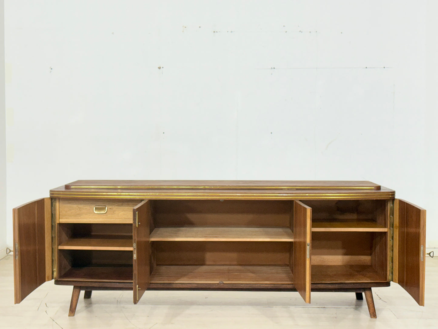 Luxus Vintage Sideboard – Mid-Century Anrichte mit Golddetails & Edelholz