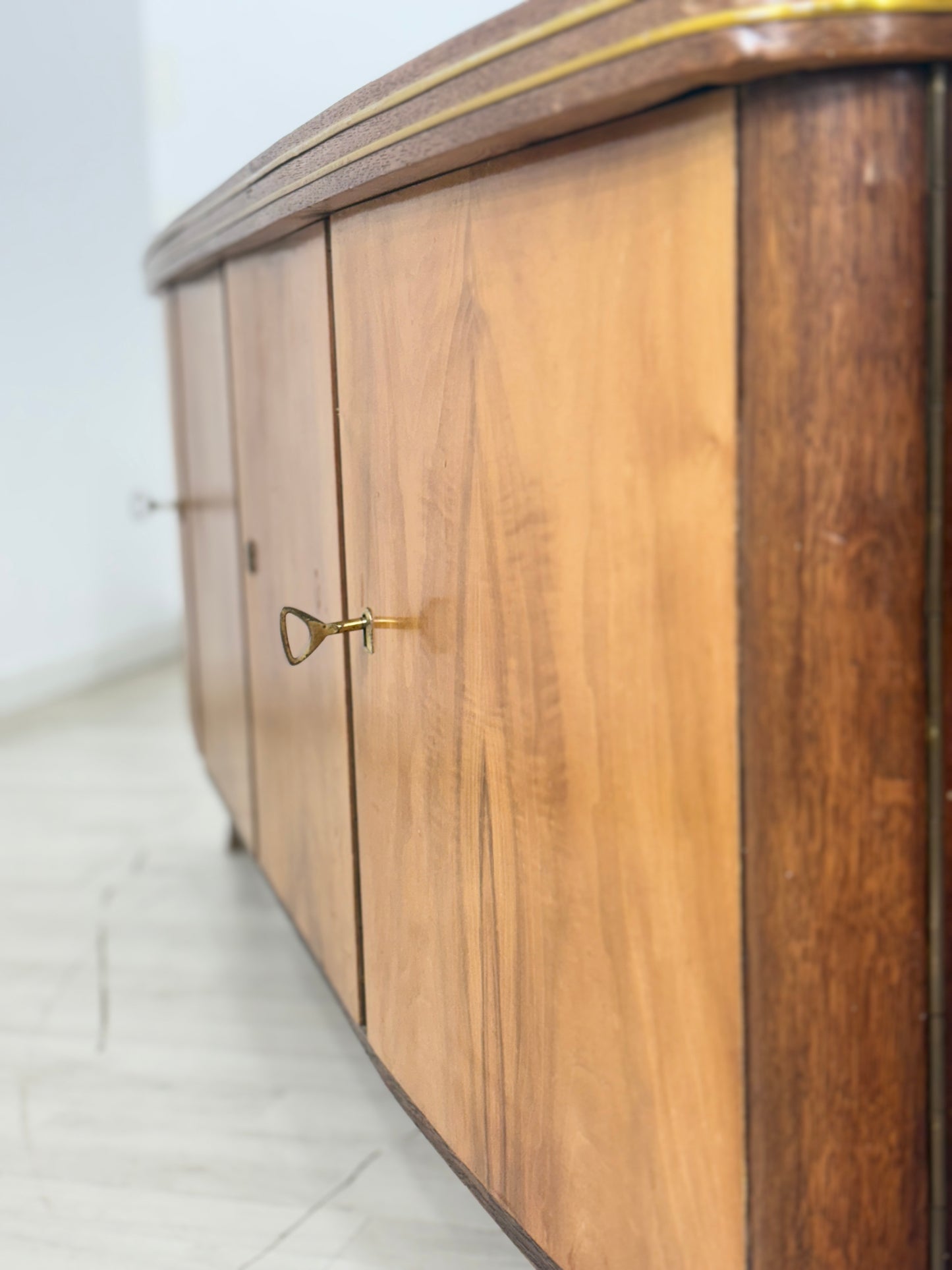 Luxus Vintage Sideboard – Mid-Century Anrichte mit Golddetails & Edelholz