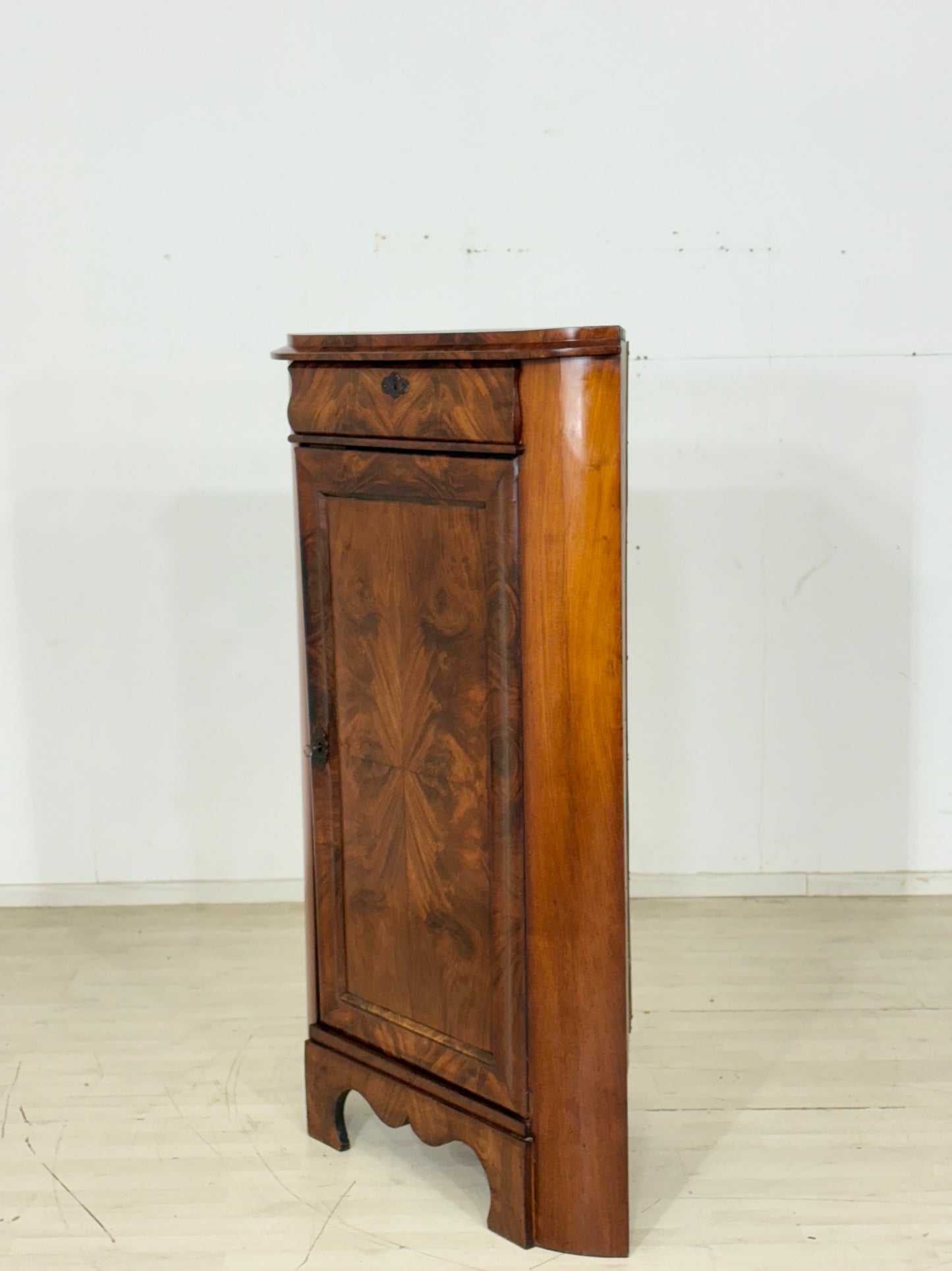 Biedermeier Eckschrank / Vertiko – um 1880