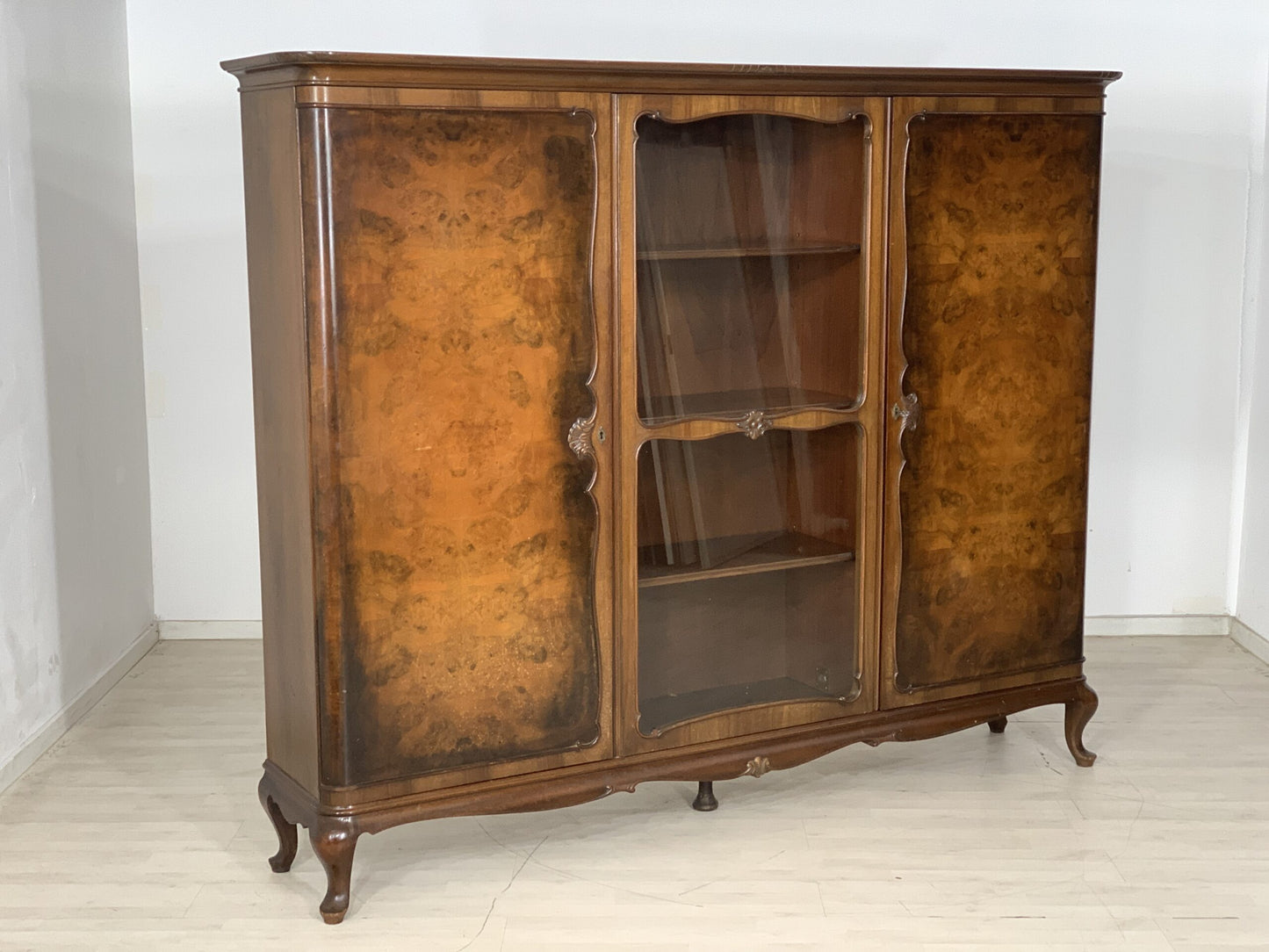 CHIPPENDALE ANRICHTE FÄCHERSCHRANK WOHNZIMMERSCHRANK ANTIK UM 1920