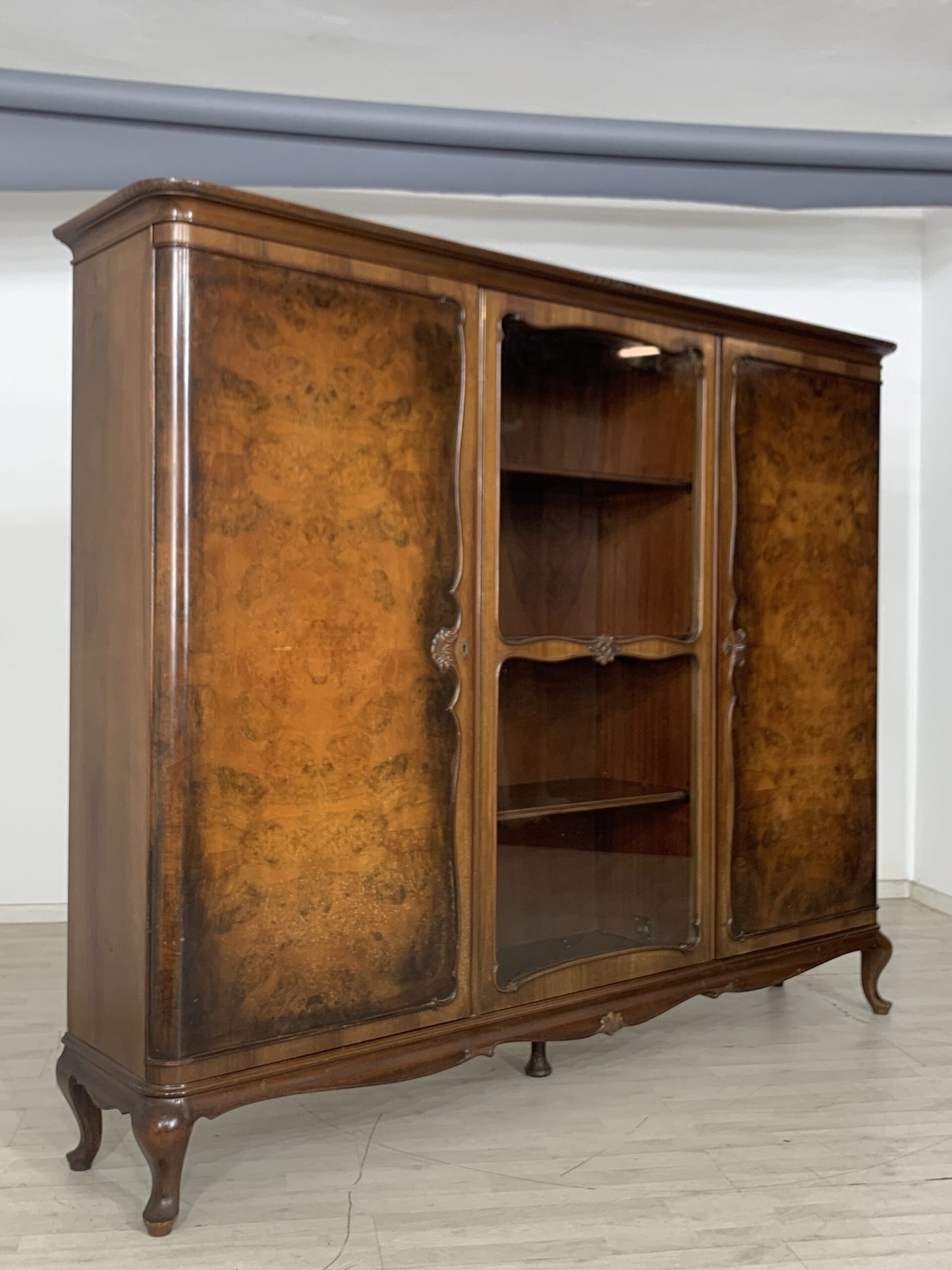 CHIPPENDALE ANRICHTE FÄCHERSCHRANK WOHNZIMMERSCHRANK ANTIK UM 1920