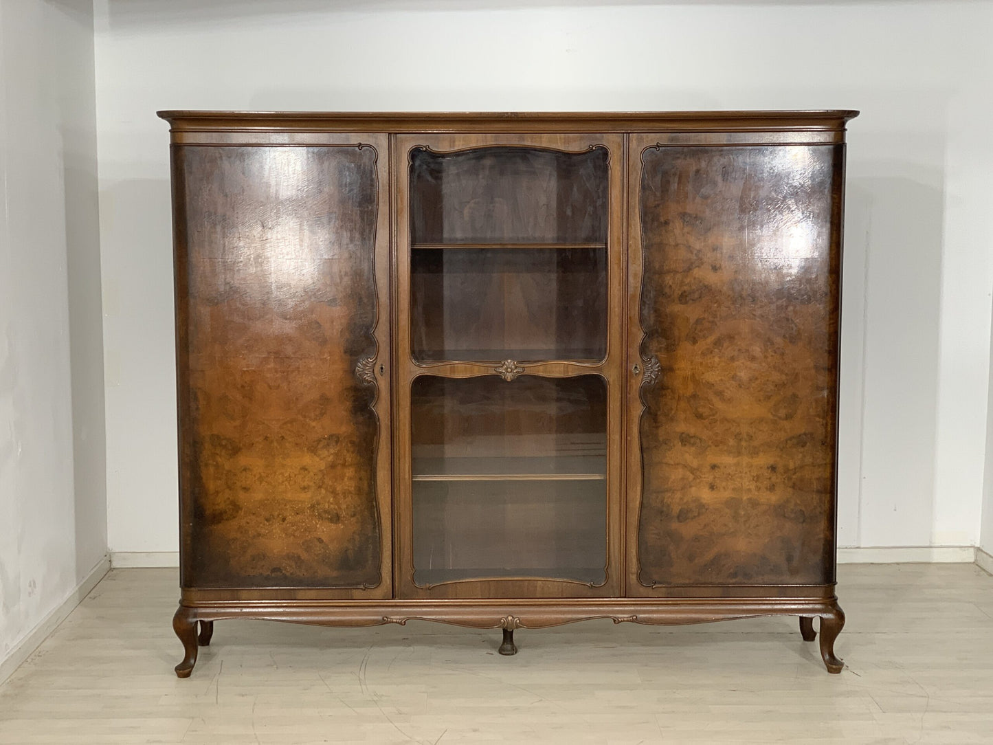 CHIPPENDALE ANRICHTE FÄCHERSCHRANK WOHNZIMMERSCHRANK ANTIK UM 1920