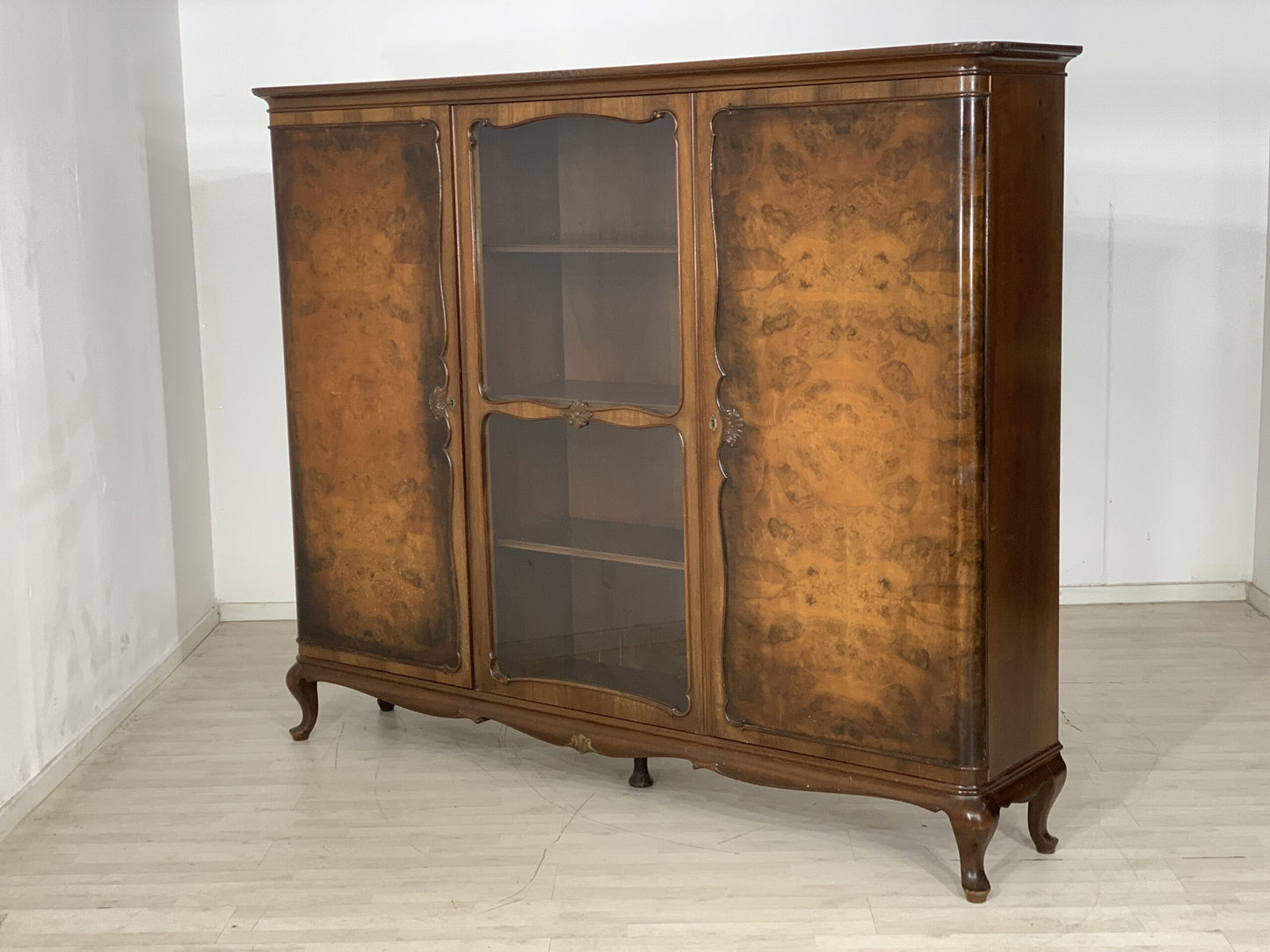 CHIPPENDALE ANRICHTE FÄCHERSCHRANK WOHNZIMMERSCHRANK ANTIK UM 1920