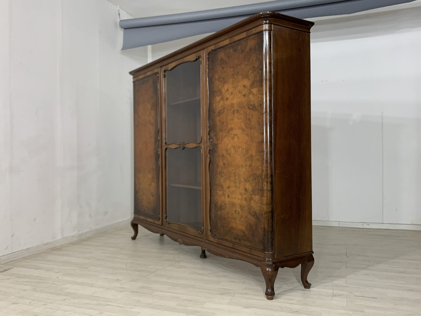 CHIPPENDALE ANRICHTE FÄCHERSCHRANK WOHNZIMMERSCHRANK ANTIK UM 1920