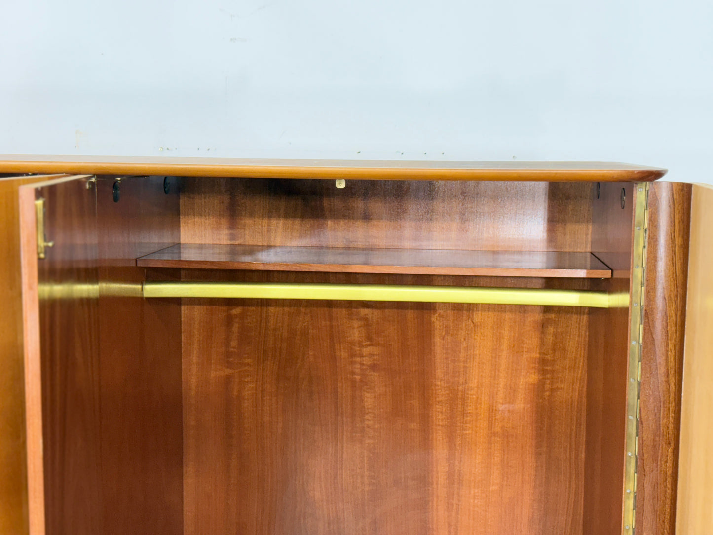 Großer Vintage Kleiderschrank Schlafzimmerschrank Holz Schrank um 1960