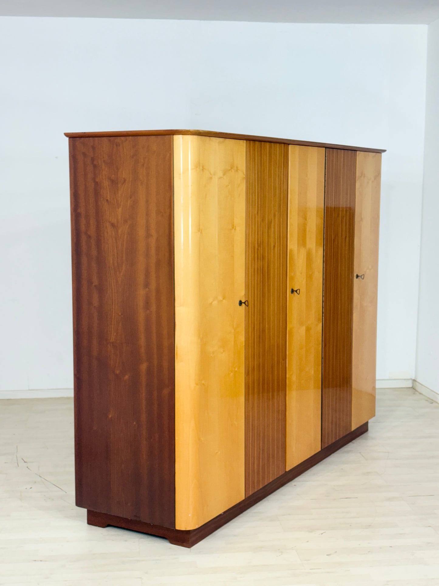 Großer Vintage Kleiderschrank Schlafzimmerschrank Holz Schrank um 1960