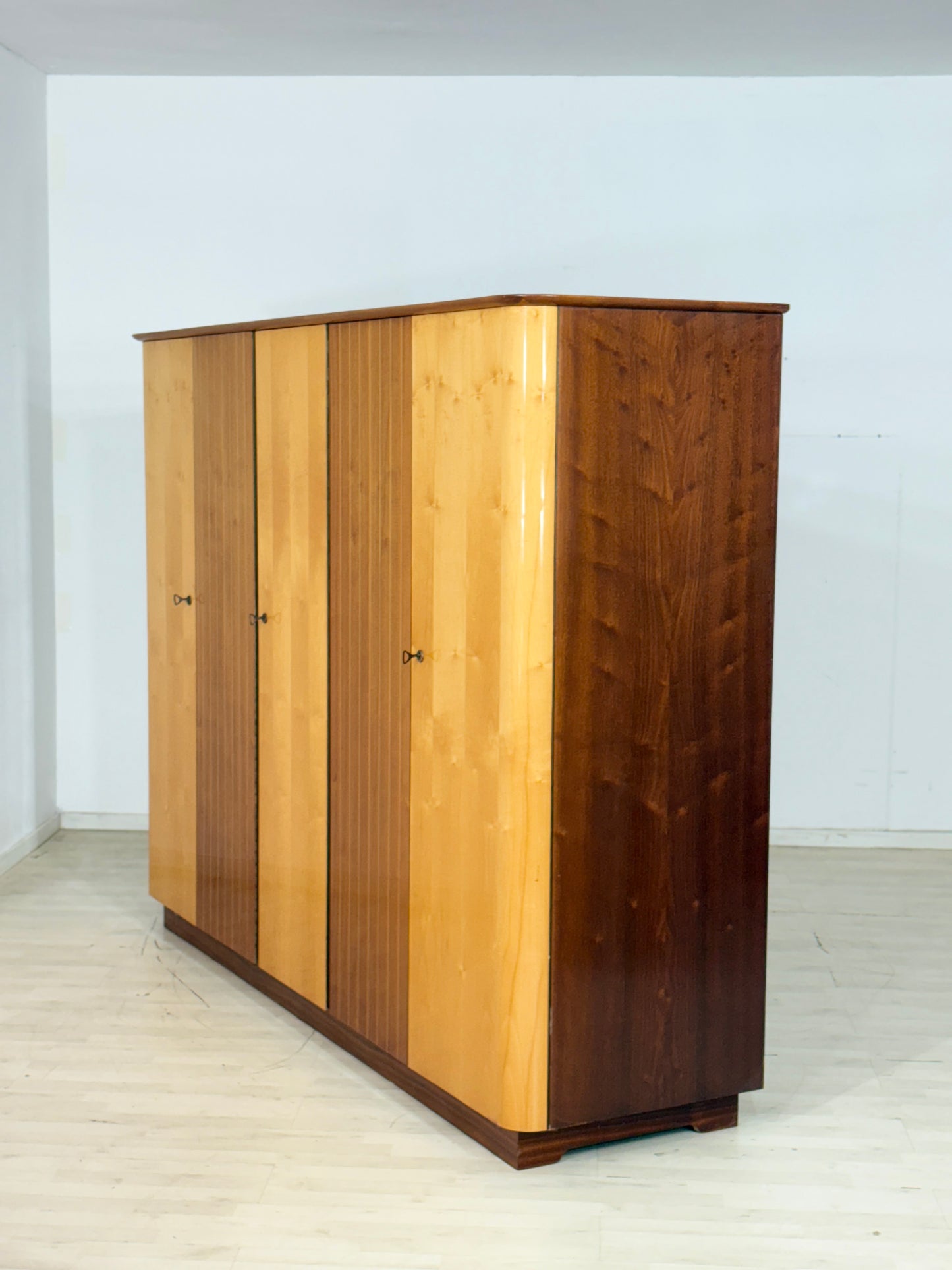 Großer Vintage Kleiderschrank Schlafzimmerschrank Holz Schrank um 1960