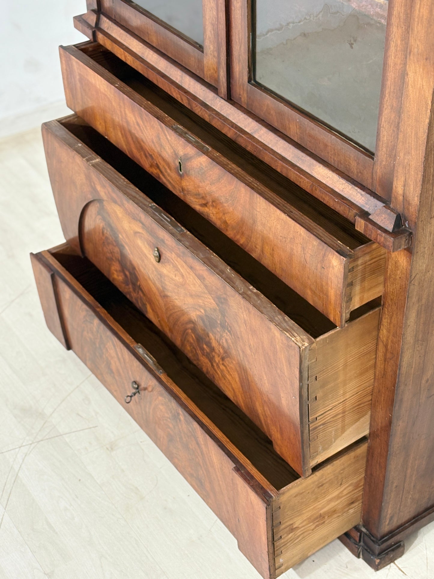 Antiker Biedermeier-Aufsatzschrank aus Nussbaum / Vitrinenschrank / Gründerzeit