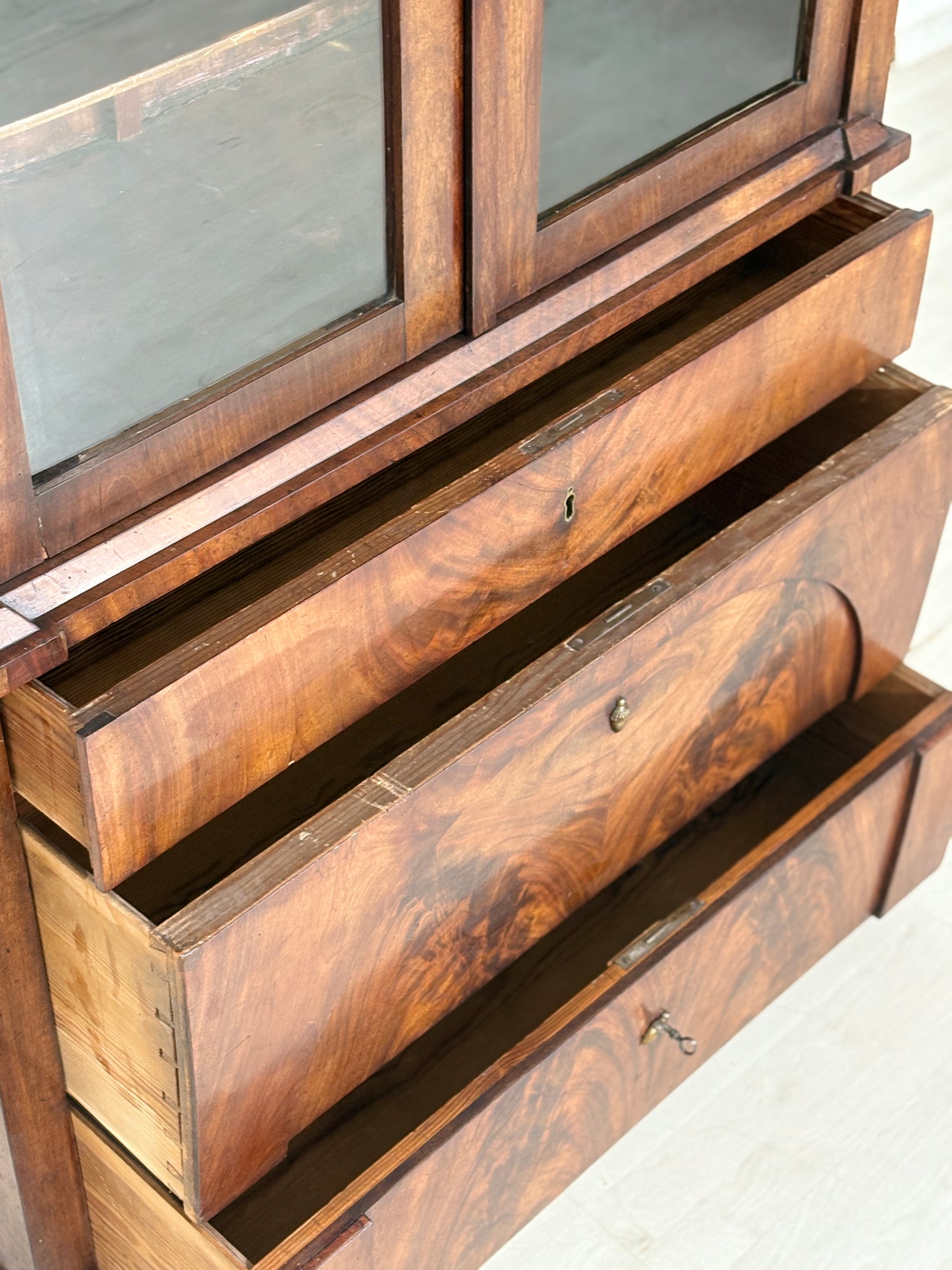 Antiker Biedermeier-Aufsatzschrank aus Nussbaum / Vitrinenschrank / Gründerzeit