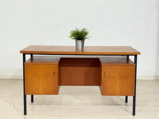 Mid-Century Danish Teak-Schreibtisch mit Metallgestell / Bürotisch / 60er Jahre