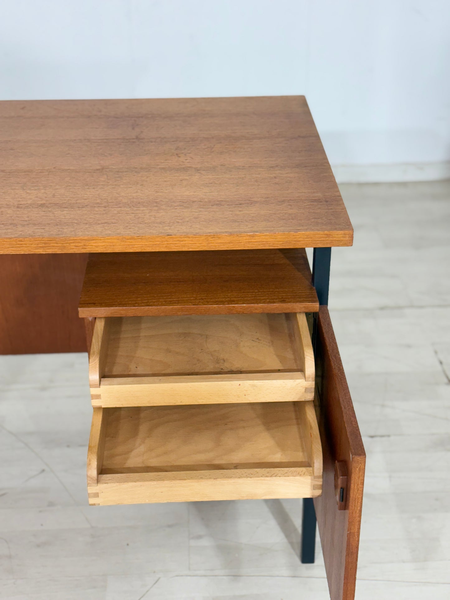 Mid-Century Danish Teak-Schreibtisch mit Metallgestell / Bürotisch / 60er Jahre