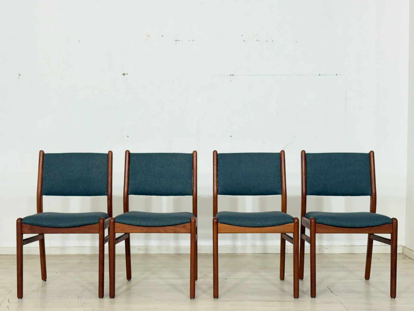 4er Sehr schöne Vintage Esszimmerstühle / Mid-Century Stühle – 60er Jahre