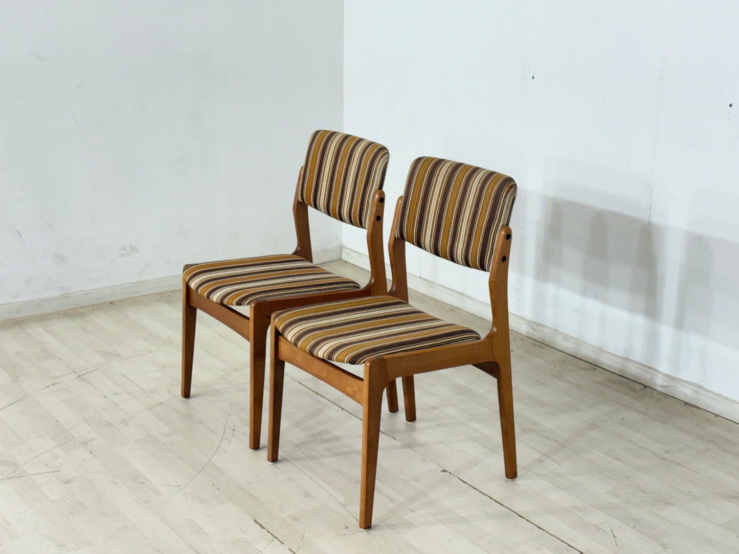 2er Stilvolle Mid-Century Esszimmerstühle im Retro-Look