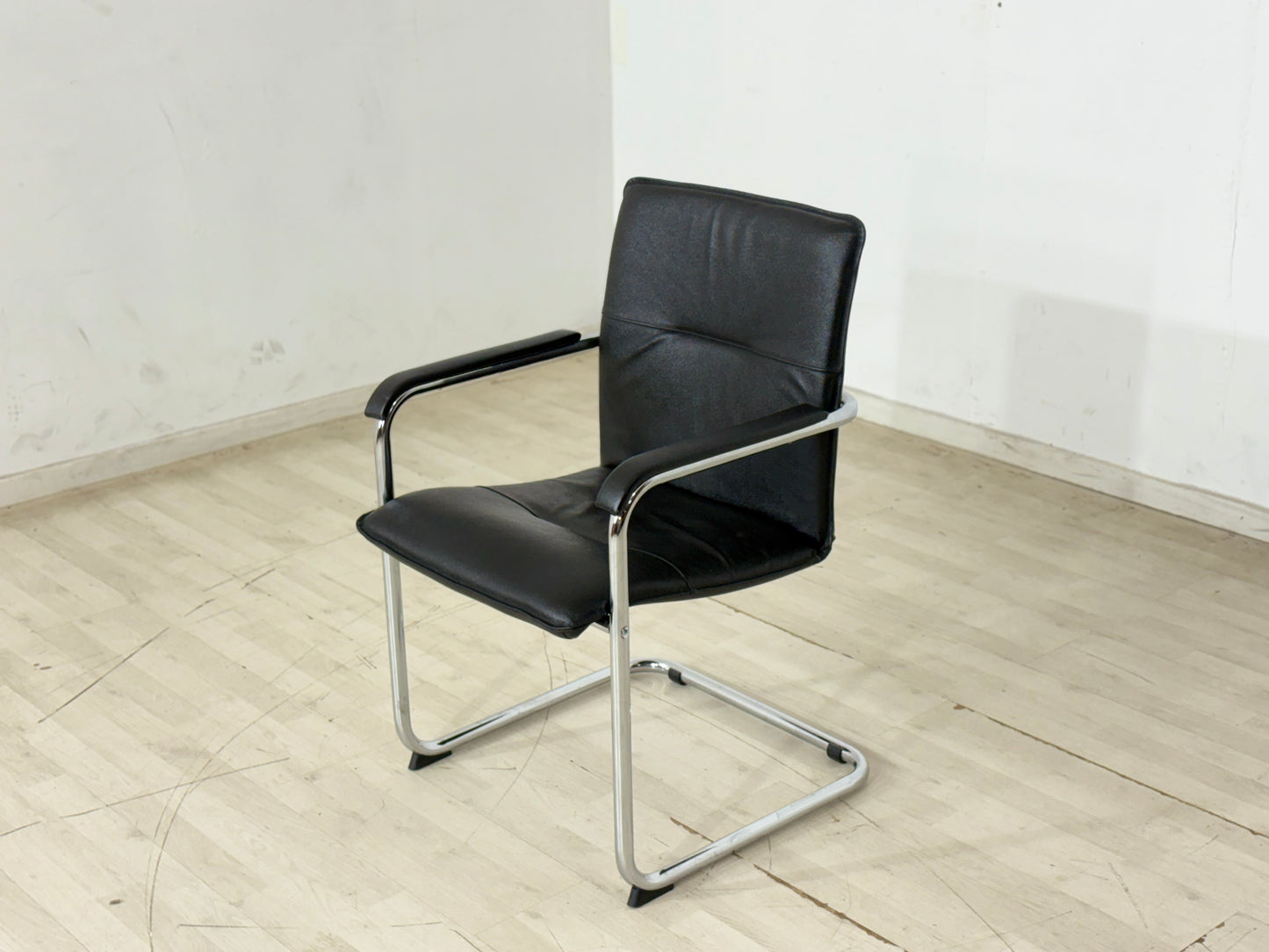 Eleganter Designer Freischwinger aus schwarzem Leder