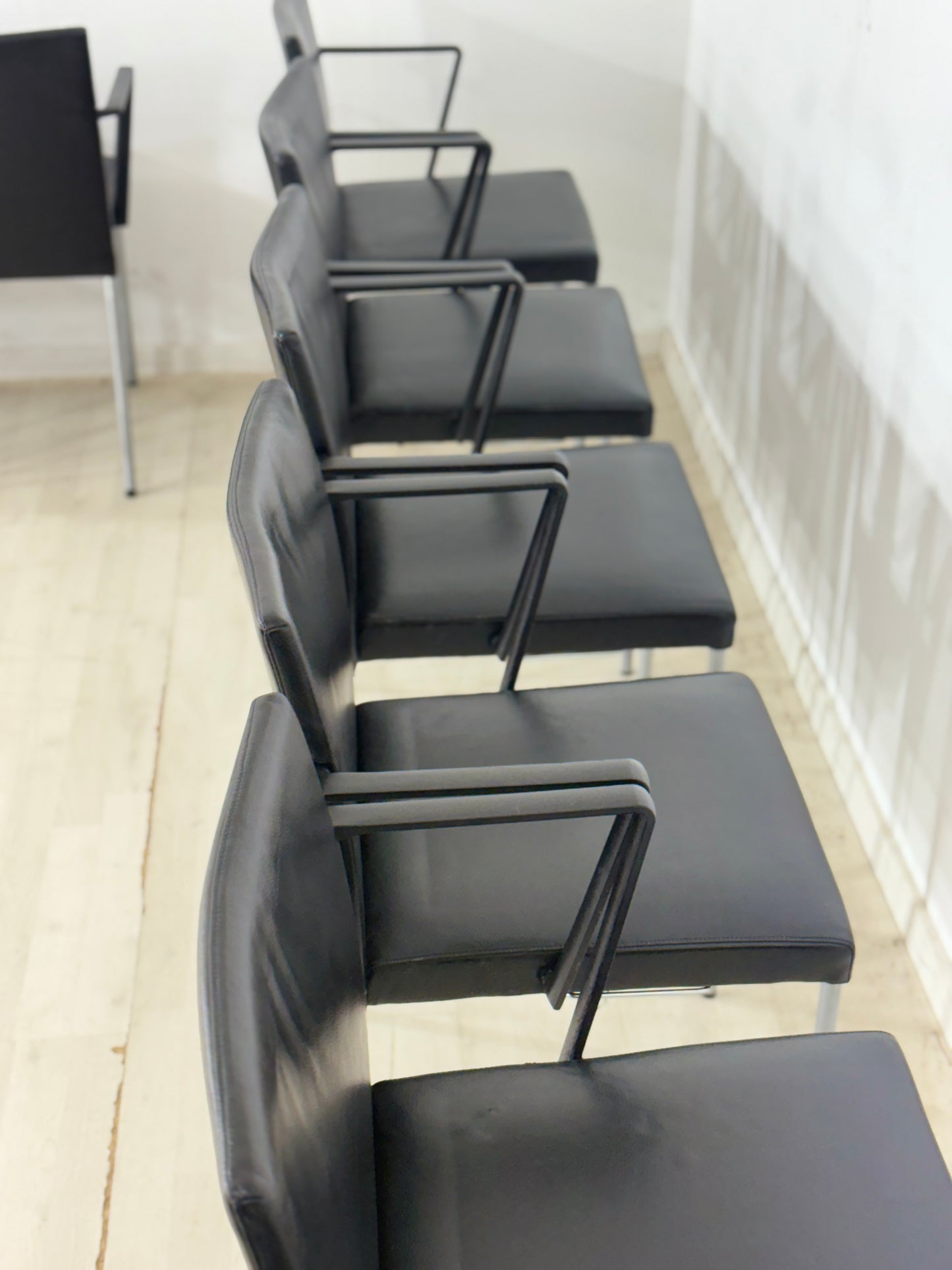 8er Elegante Designer Konferenzstühle aus schwarzem Leder