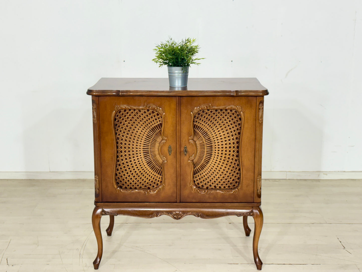 Antiker TV- & Phonoschrank im Barock-Stil / Kommode