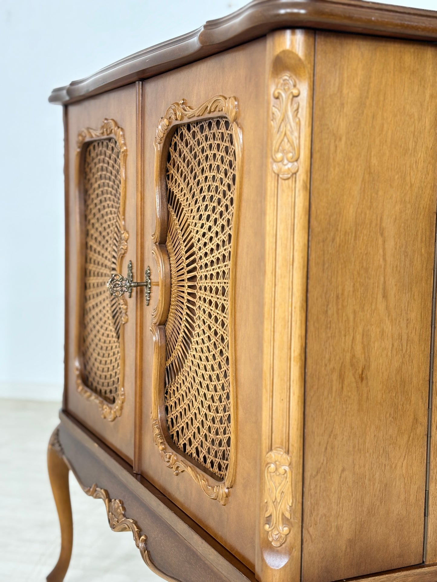 Antiker TV- & Phonoschrank im Barock-Stil / Kommode