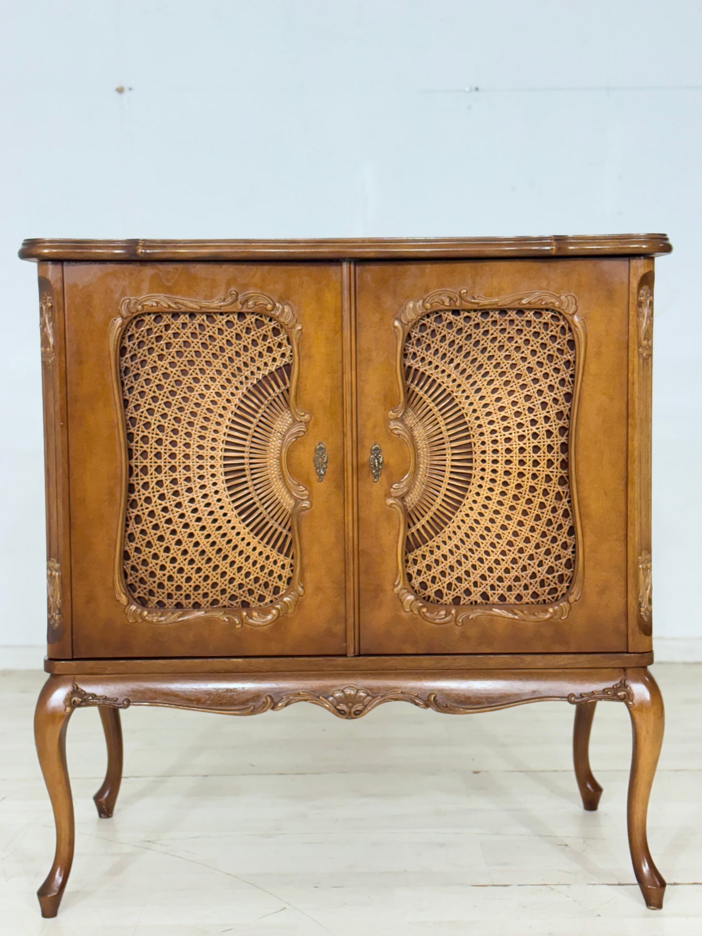 Antiker TV- & Phonoschrank im Barock-Stil / Kommode