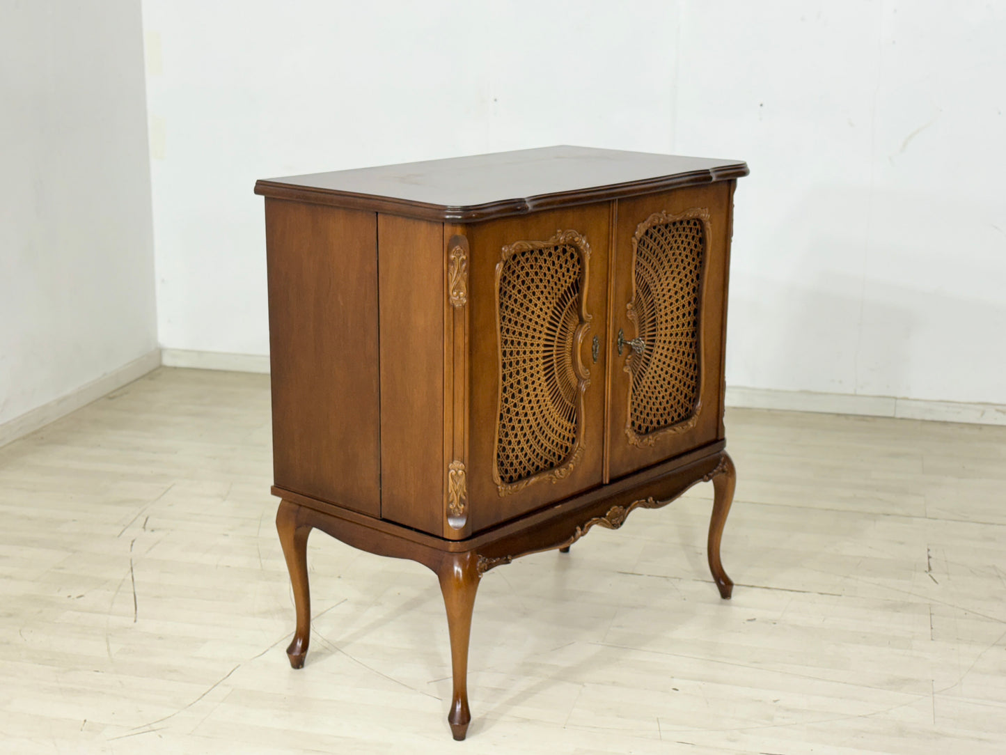 Antiker TV- & Phonoschrank im Barock-Stil / Kommode