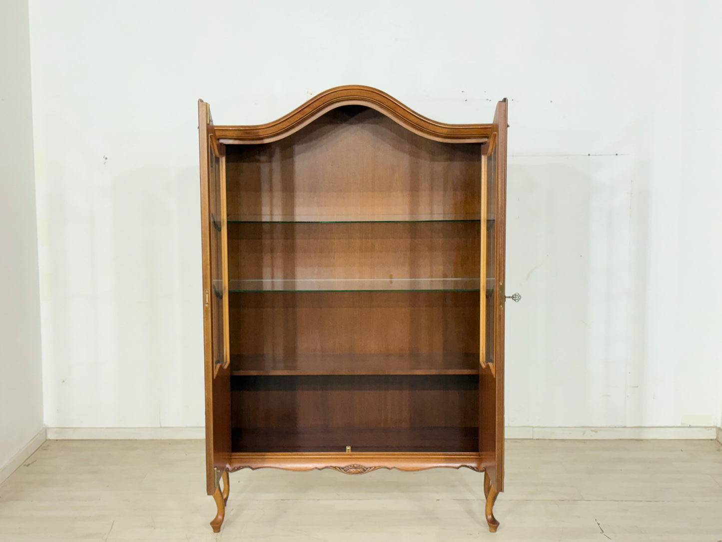 Elegante barocke Vitrine / Vitrinenschrank / Chippendale Vitrine / Vitrine Schrank