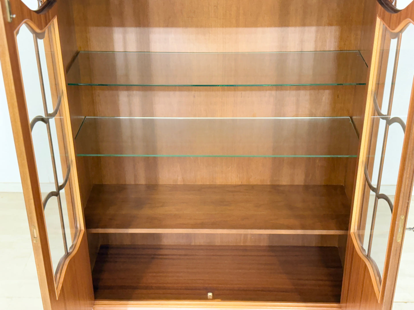 Elegante barocke Vitrine / Vitrinenschrank / Chippendale Vitrine / Vitrine Schrank