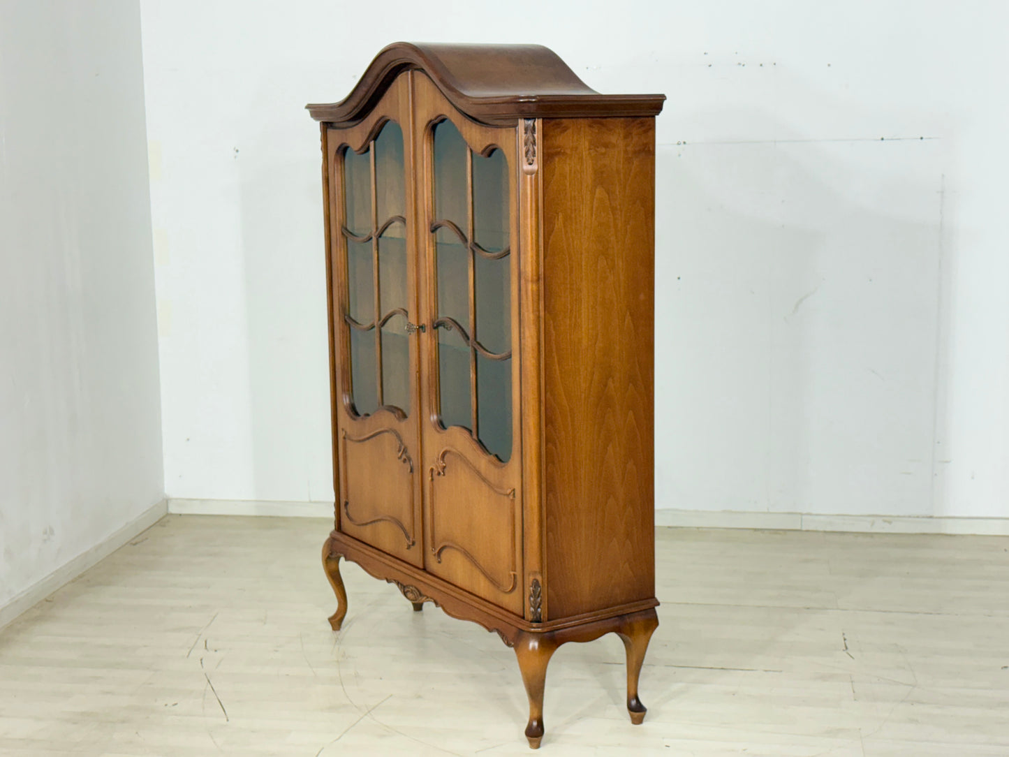 Elegante barocke Vitrine / Vitrinenschrank / Chippendale Vitrine / Vitrine Schrank