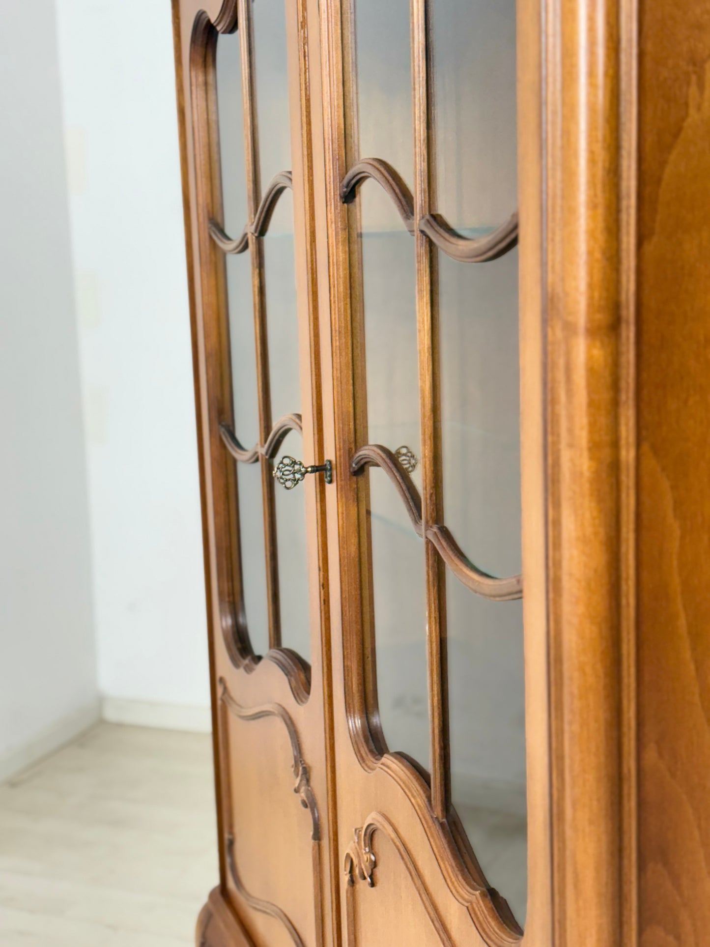 Elegante barocke Vitrine / Vitrinenschrank / Chippendale Vitrine / Vitrine Schrank