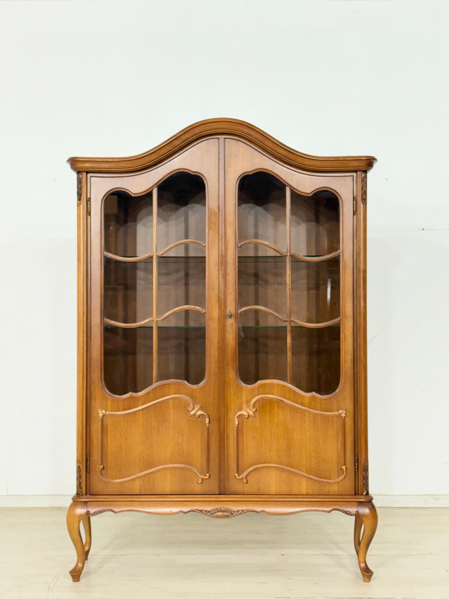 Elegante barocke Vitrine / Vitrinenschrank / Chippendale Vitrine / Vitrine Schrank
