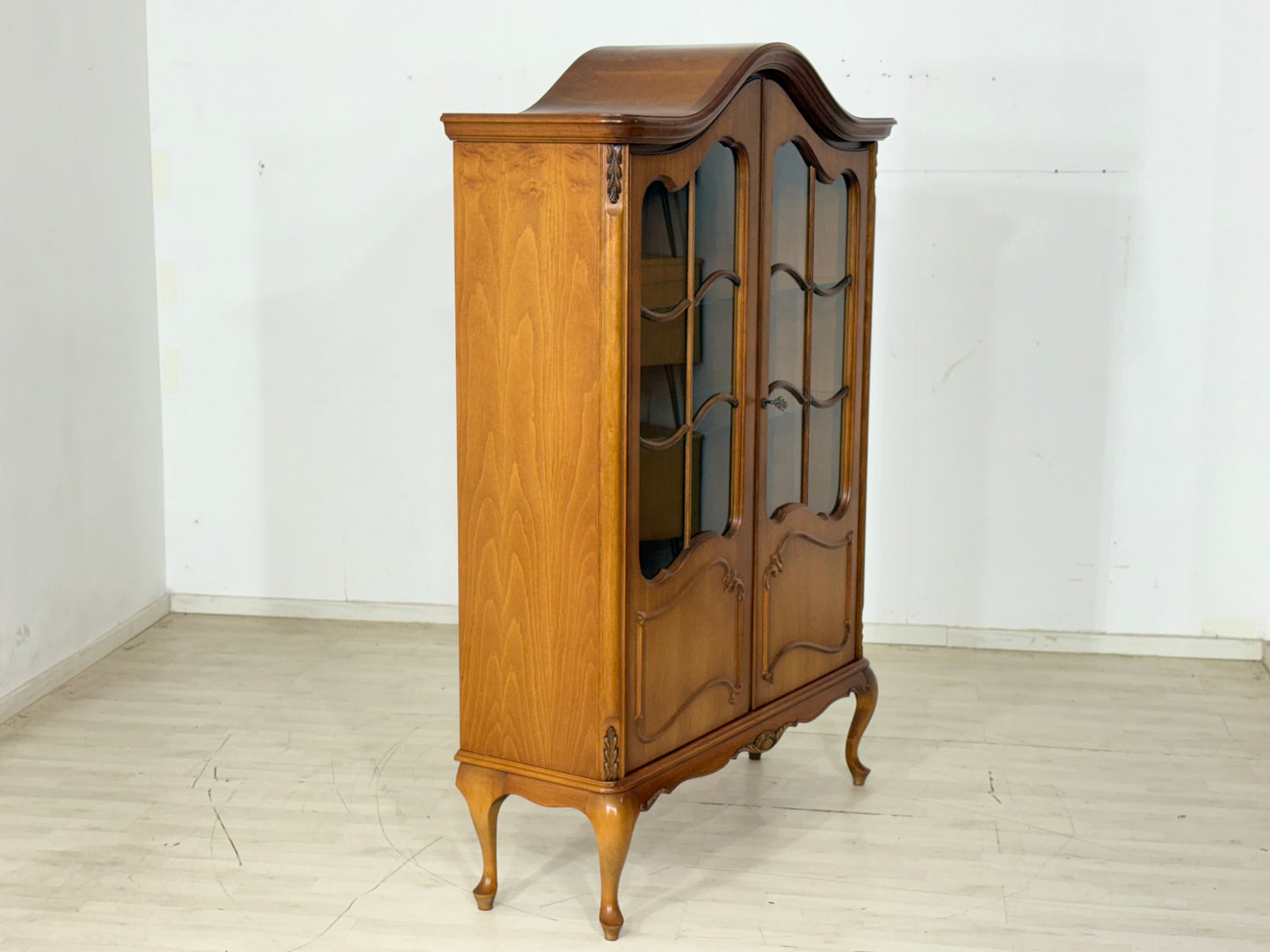 Elegante barocke Vitrine / Vitrinenschrank / Chippendale Vitrine / Vitrine Schrank