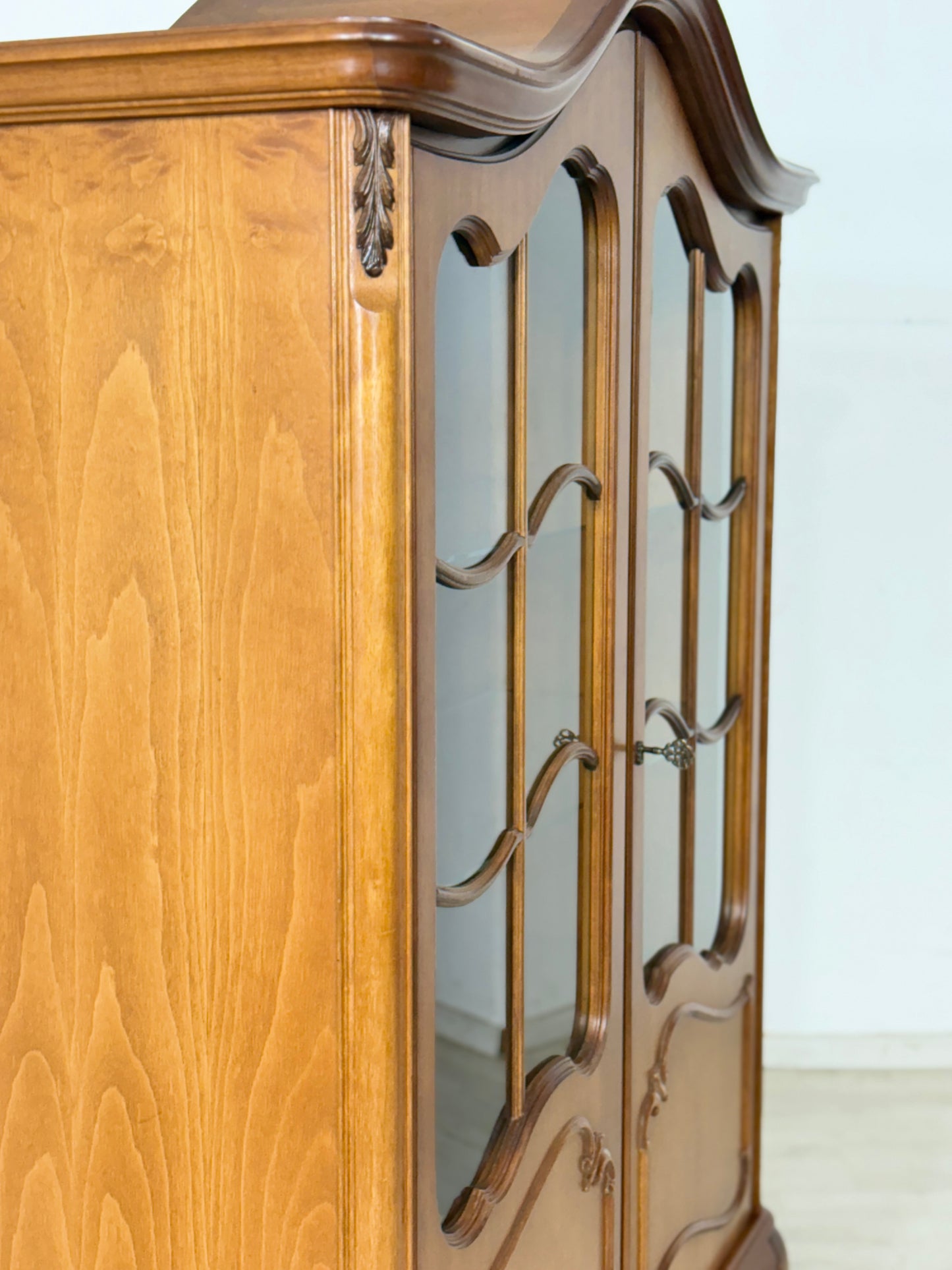 Elegante barocke Vitrine / Vitrinenschrank / Chippendale Vitrine / Vitrine Schrank
