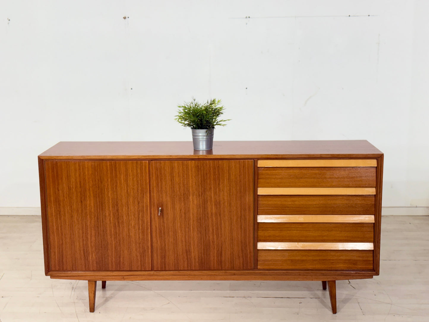 Stilvolles Mid-Century Sideboard / Vintage Kommode / Anrichte 60er Jahre / Wohnzimmer Schrank