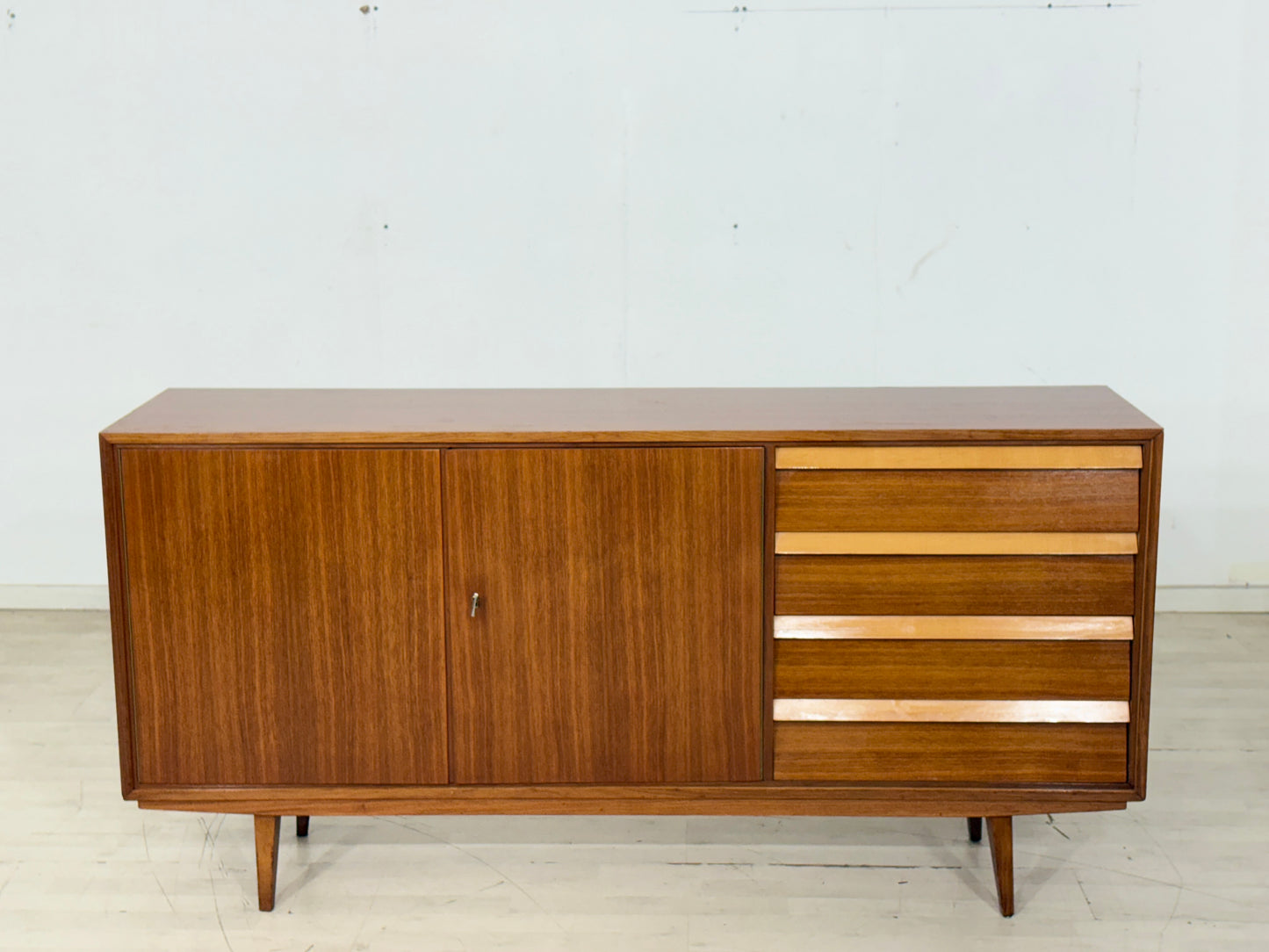 Stilvolles Mid-Century Sideboard / Vintage Kommode / Anrichte 60er Jahre / Wohnzimmer Schrank