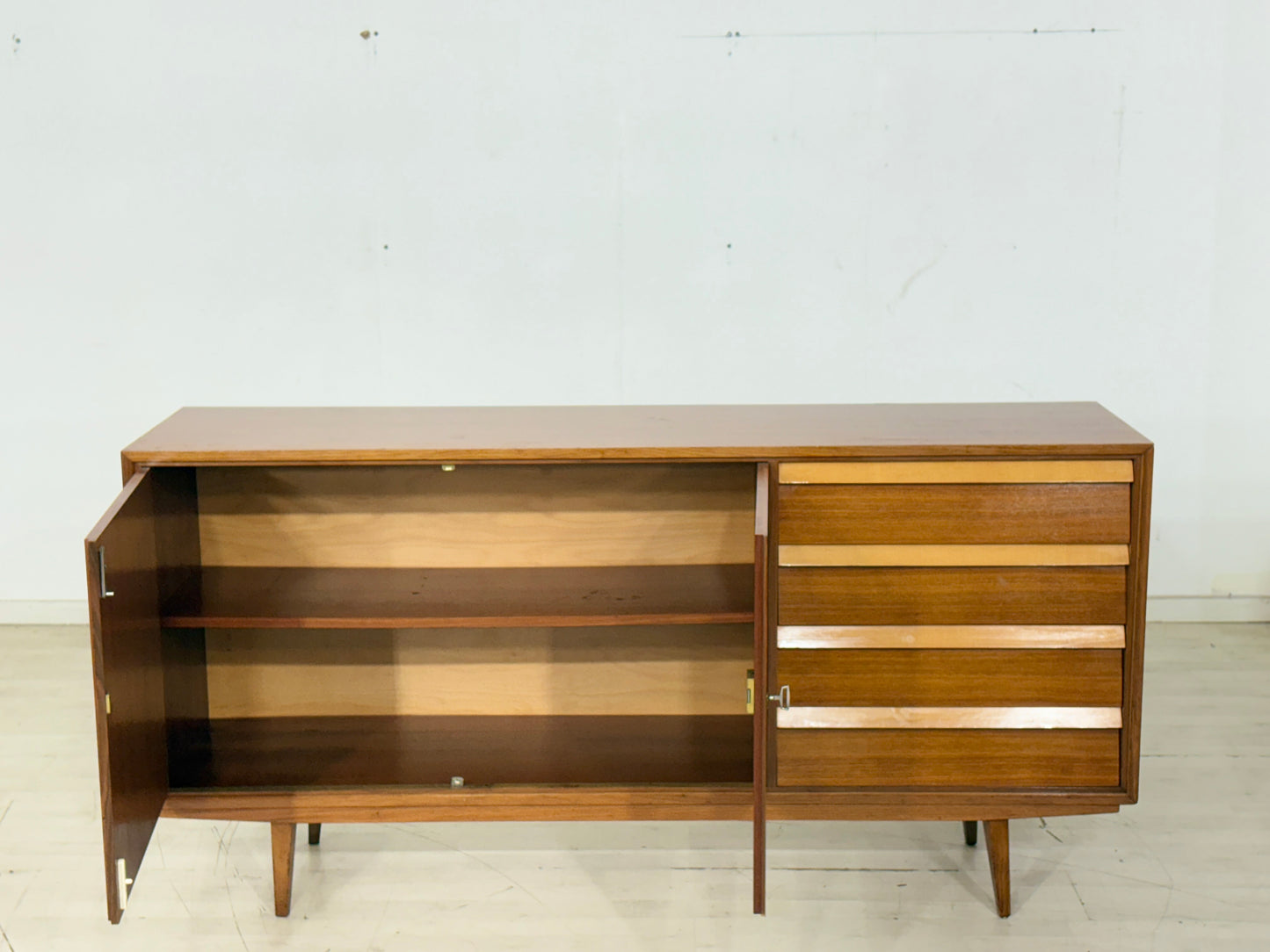 Stilvolles Mid-Century Sideboard / Vintage Kommode / Anrichte 60er Jahre / Wohnzimmer Schrank