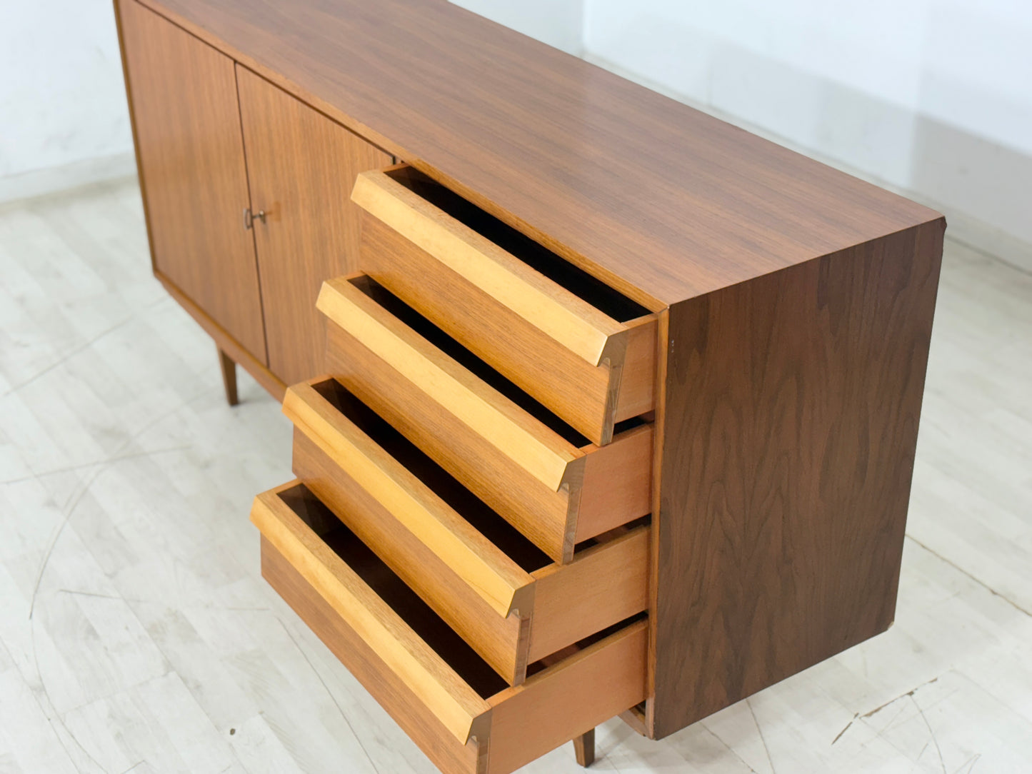 Stilvolles Mid-Century Sideboard / Vintage Kommode / Anrichte 60er Jahre / Wohnzimmer Schrank