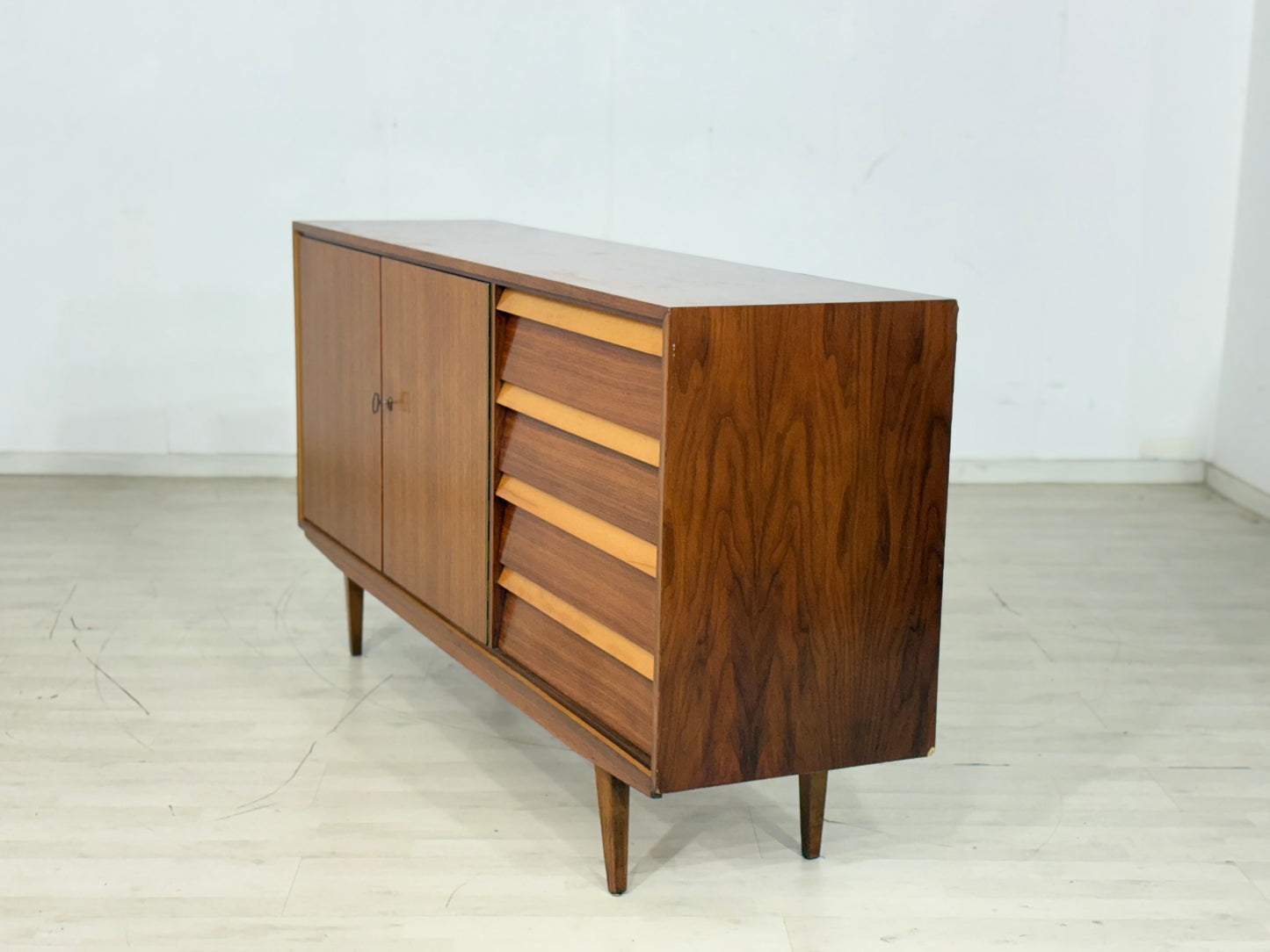Stilvolles Mid-Century Sideboard / Vintage Kommode / Anrichte 60er Jahre / Wohnzimmer Schrank