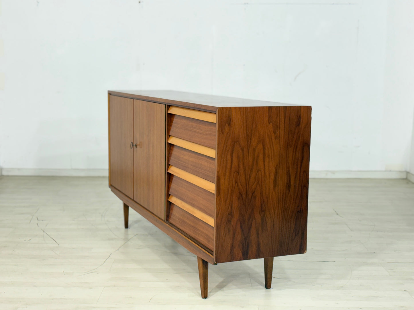 Stilvolles Mid-Century Sideboard / Vintage Kommode / Anrichte 60er Jahre / Wohnzimmer Schrank