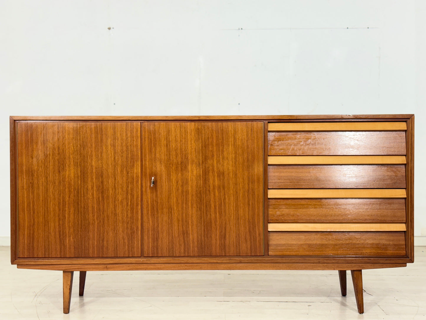 Stilvolles Mid-Century Sideboard / Vintage Kommode / Anrichte 60er Jahre / Wohnzimmer Schrank