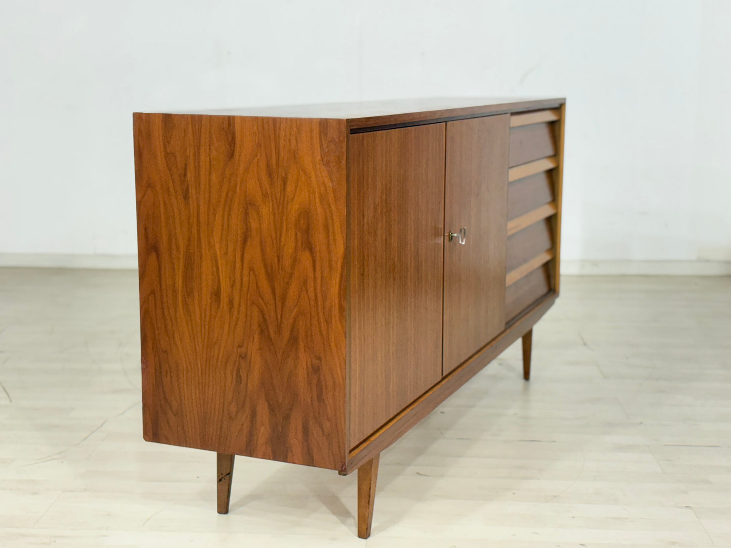 Stilvolles Mid-Century Sideboard / Vintage Kommode / Anrichte 60er Jahre / Wohnzimmer Schrank