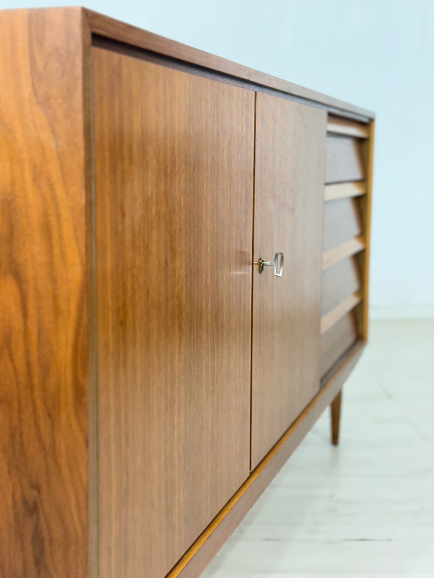 Stilvolles Mid-Century Sideboard / Vintage Kommode / Anrichte 60er Jahre / Wohnzimmer Schrank