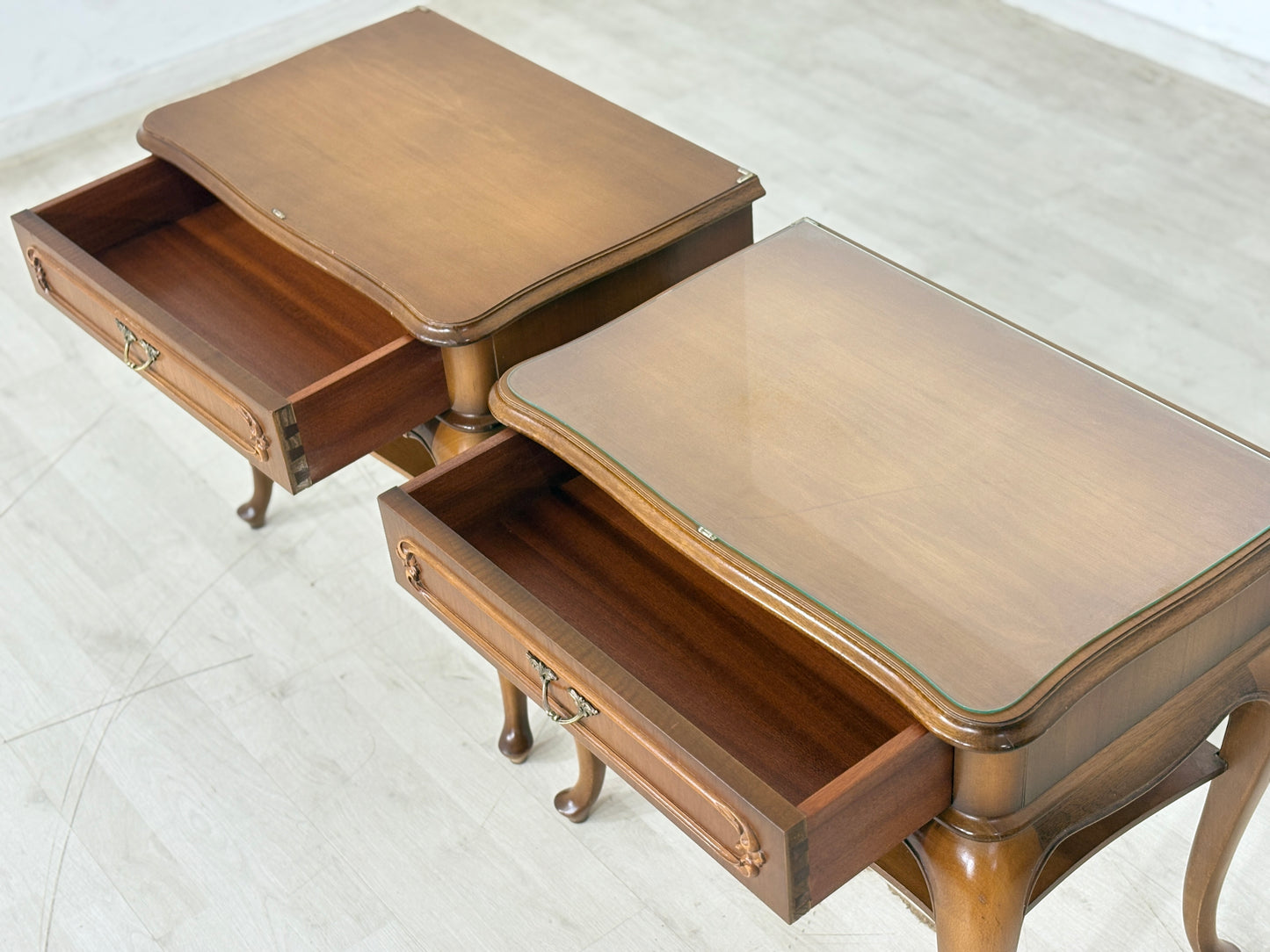 Chippendale Nachttisch / Vintage Beistelltisch / Mid Century Nachtschrank / 60er Jahre