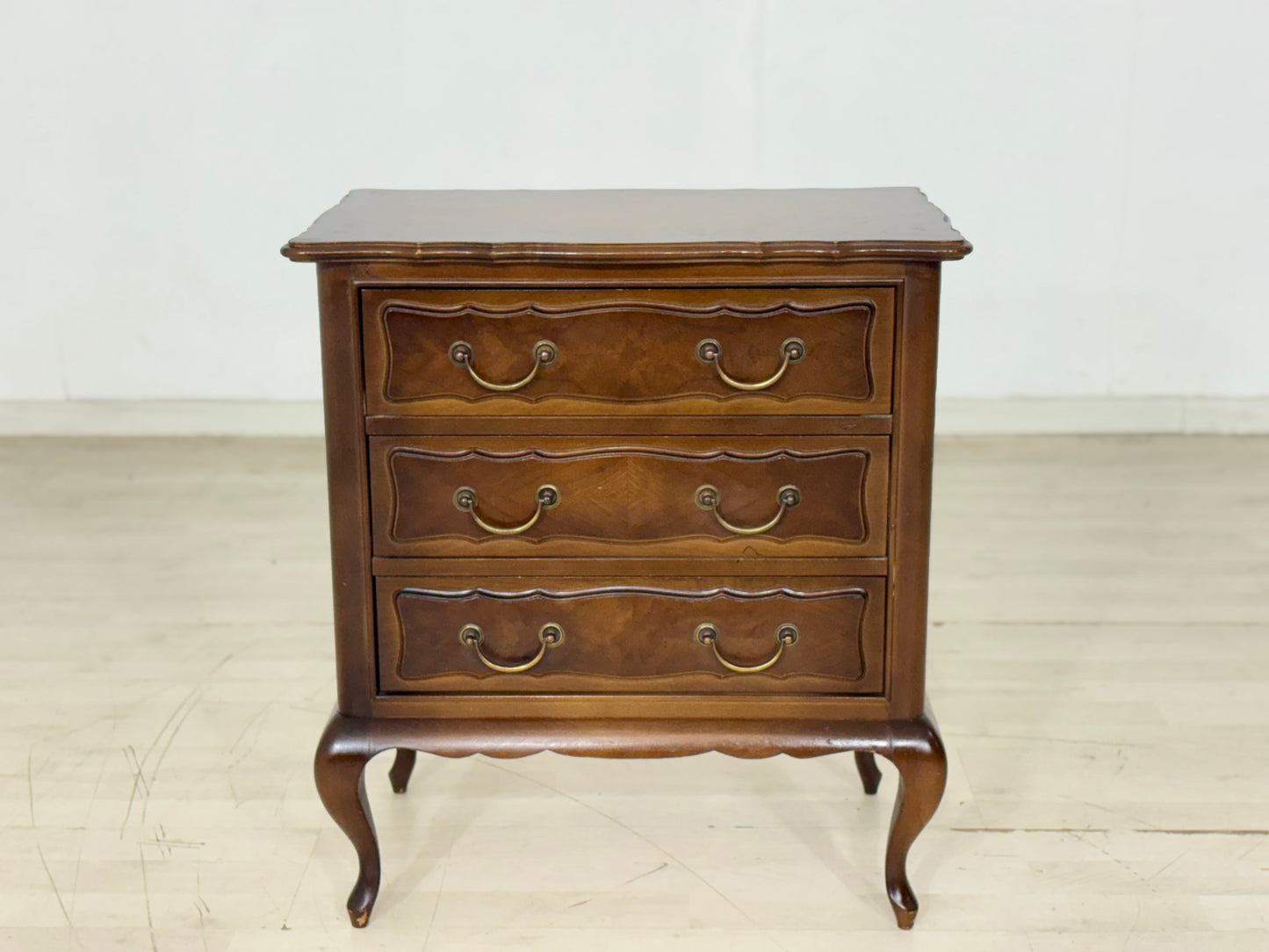 Mid-Century Chippendale Nachttisch / Kleine Kommode / Vintage Kommode / 60er Jahre